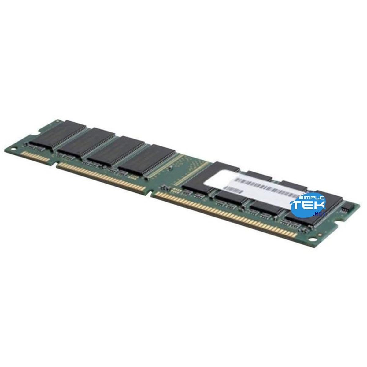 Un modulo RAM verde con chip neri e un'etichetta bianca con testo Simple Tek, su bianco.
