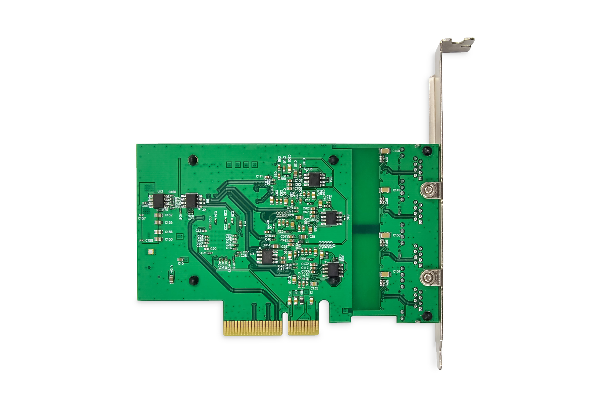 Il lato inferiore di un circuito stampato verde con vari componenti elettronici, isolato su una superficie bianca.