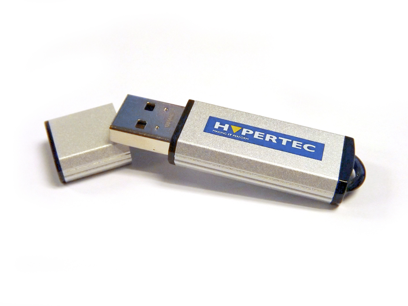 Chiavetta USB argentata con logo blu e cappuccio staccato, su sfondo bianco.