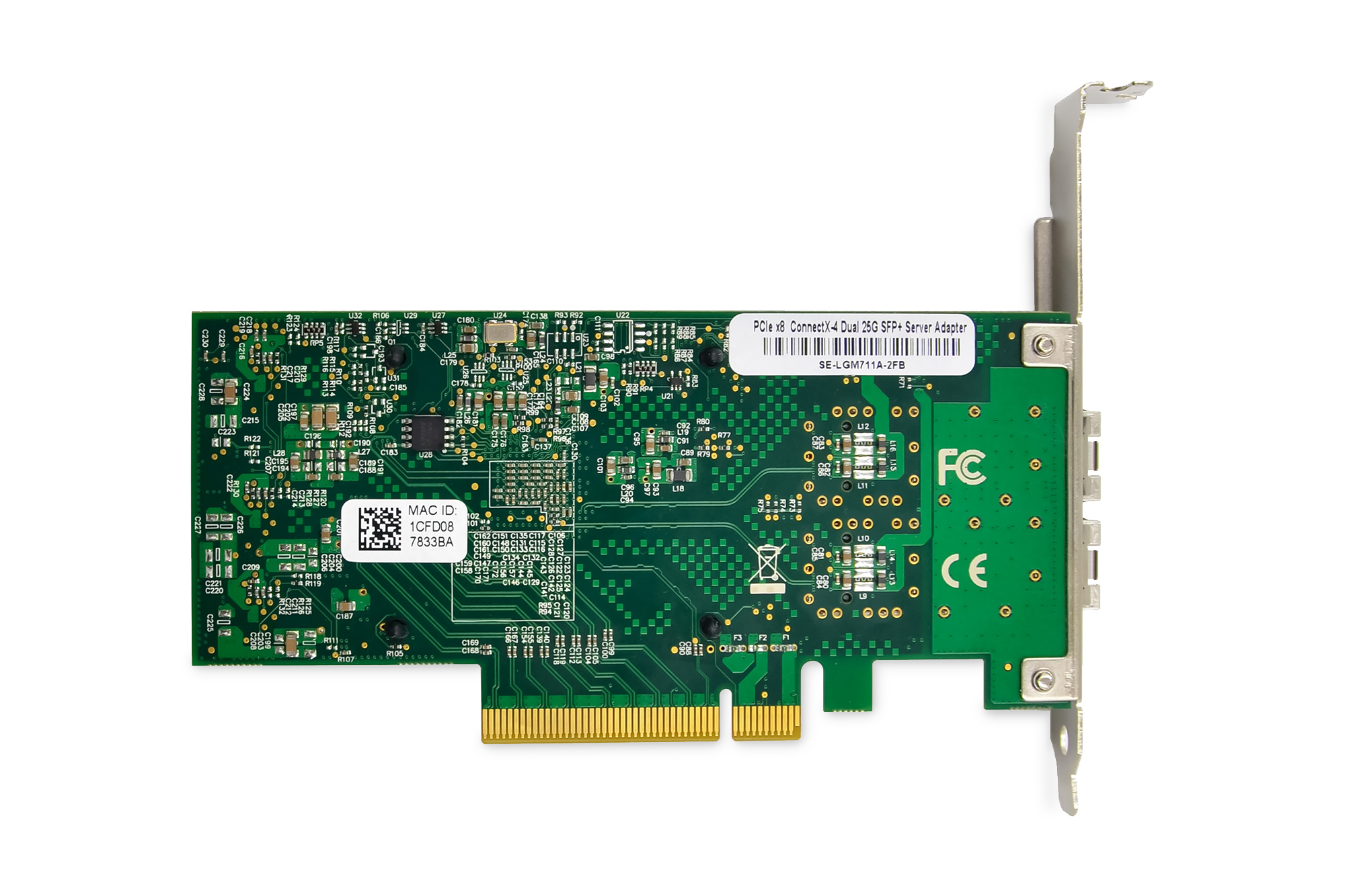 Scheda di circuito verde con più chip e connettori, sfondo bianco. L'etichetta recita 'SFP+ Server Adapter'.