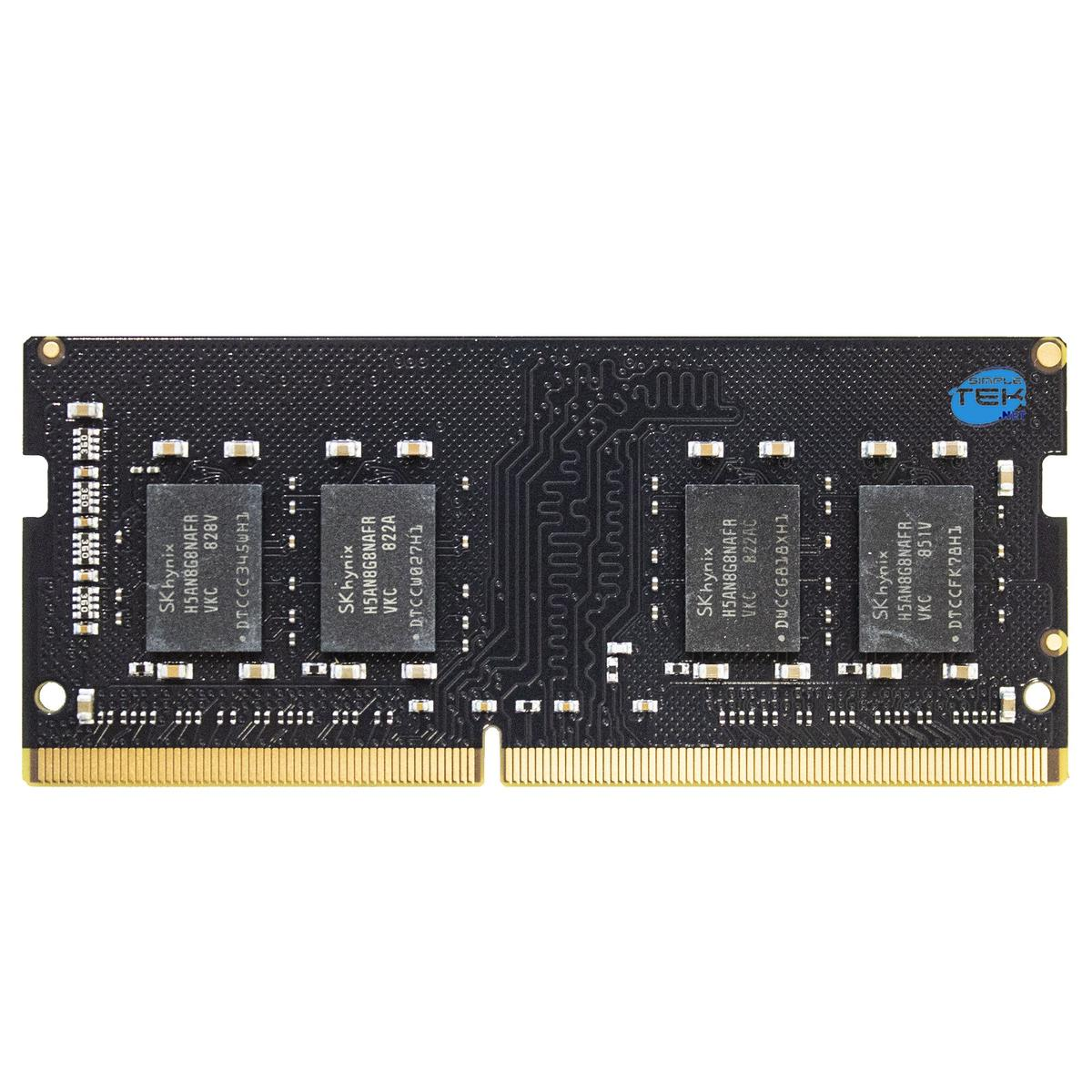 Modulo RAM nero con quattro chip visibili su sfondo bianco, vista dall'alto.