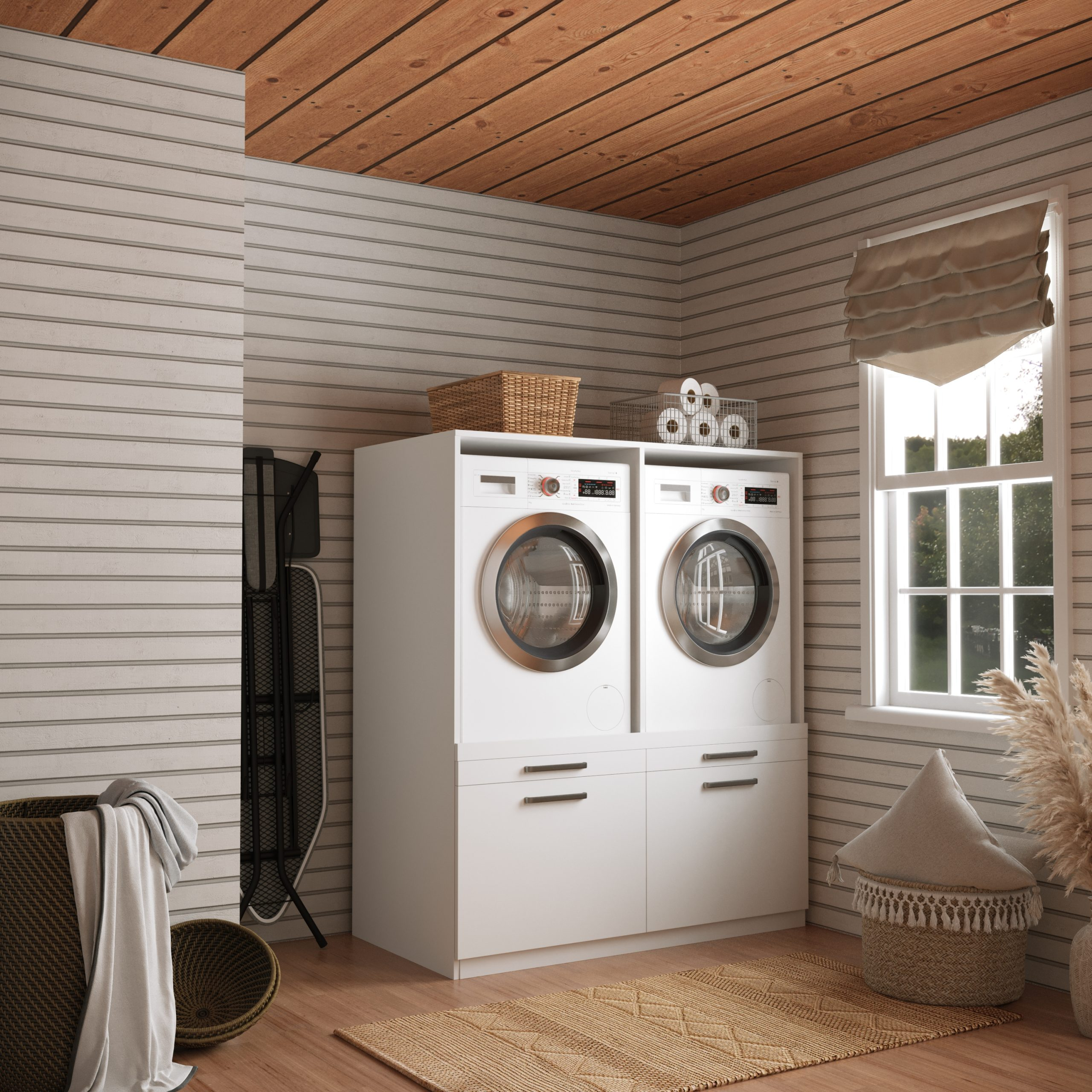 Waschküche mit weißer Waschmaschine und Trockner, Korb, Bügelbrett, Fenster und Teppich.