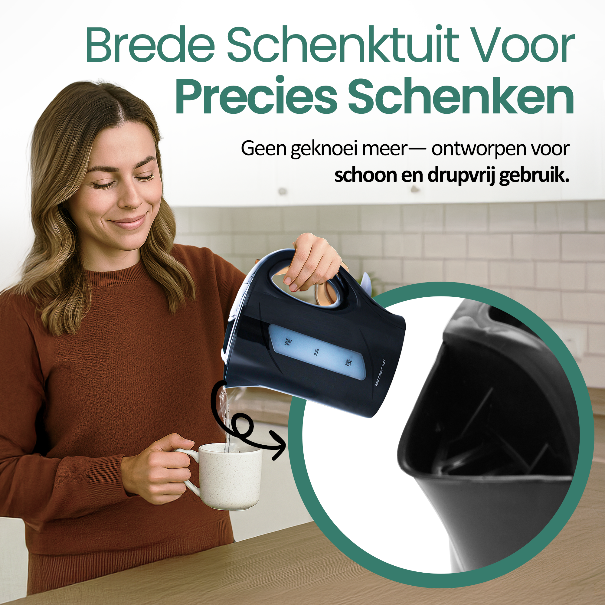 Une femme verse de l'eau d'une bouilloire électrique noire dans une tasse. La bouilloire a un indicateur de niveau d'eau bleu.