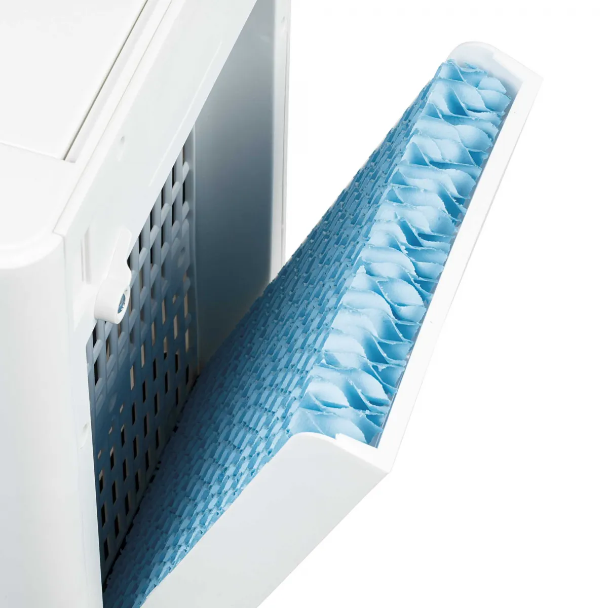 Vista superior de un enfriador de aire blanco con botones de control y la marca Jata.