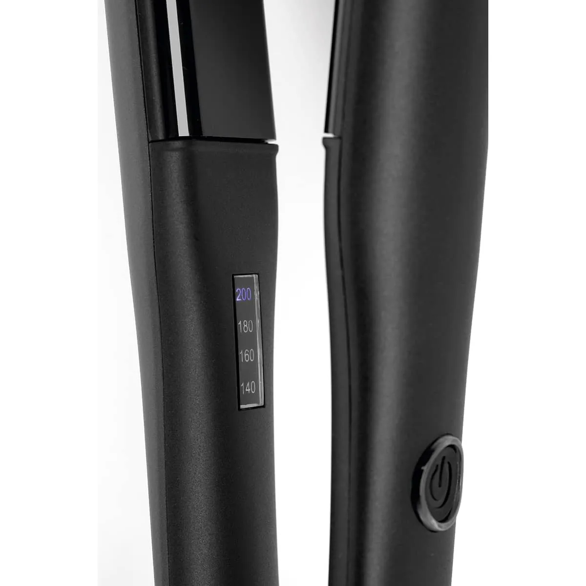 Zbliżenie czarnej prostownicy do włosów. Pokazuje ustawienia temperatury i przycisk zasilania. Białe tło.