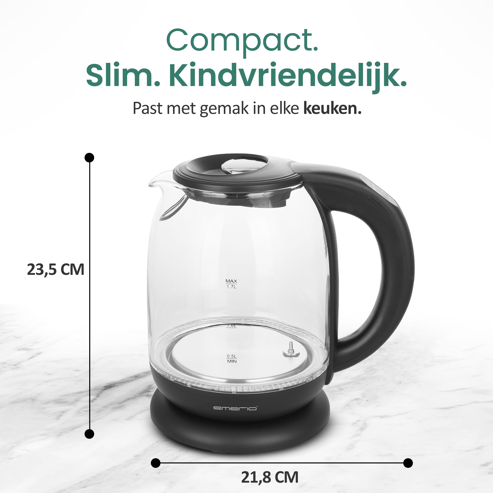 Hervidor eléctrico de vidrio transparente con base y asa negras. Se muestran las dimensiones. Sobre mármol blanco.