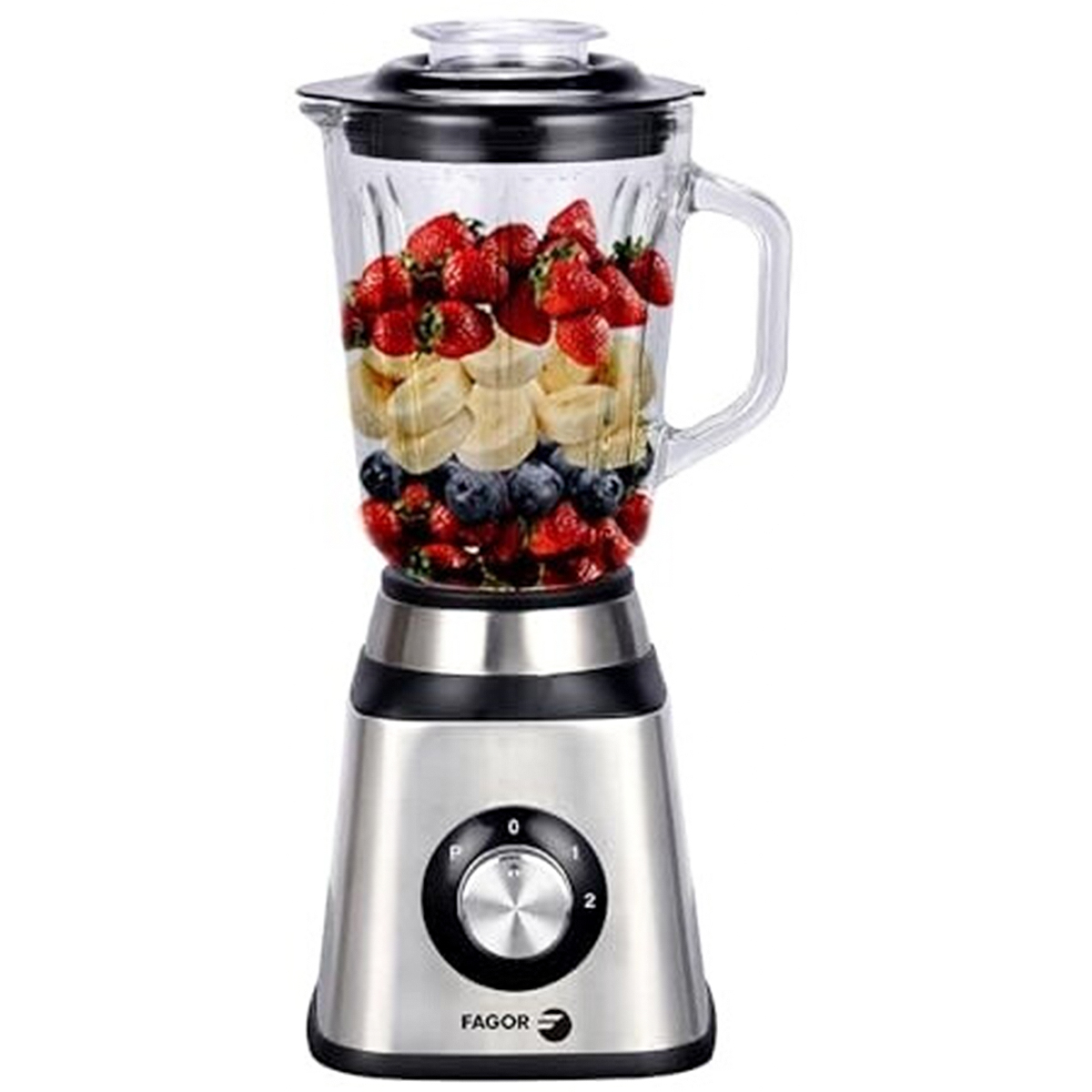 Licuadora con fruta dentro. Base plateada, vaso con fruta. Fondo blanco.