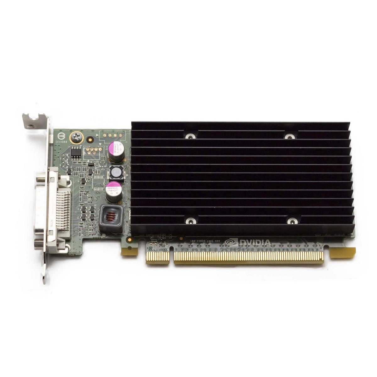 Una scheda grafica su sfondo bianco. Ha un grande dissipatore nero, un circuito stampato verde e varie porte. Il marchio NVIDIA è visibile.