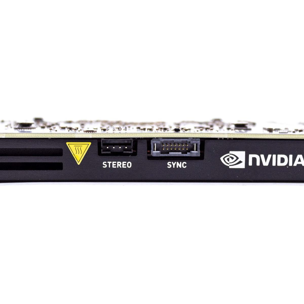 Il bordo di una scheda grafica mostra le porte stereo e di sincronizzazione accanto a un logo Nvidia.