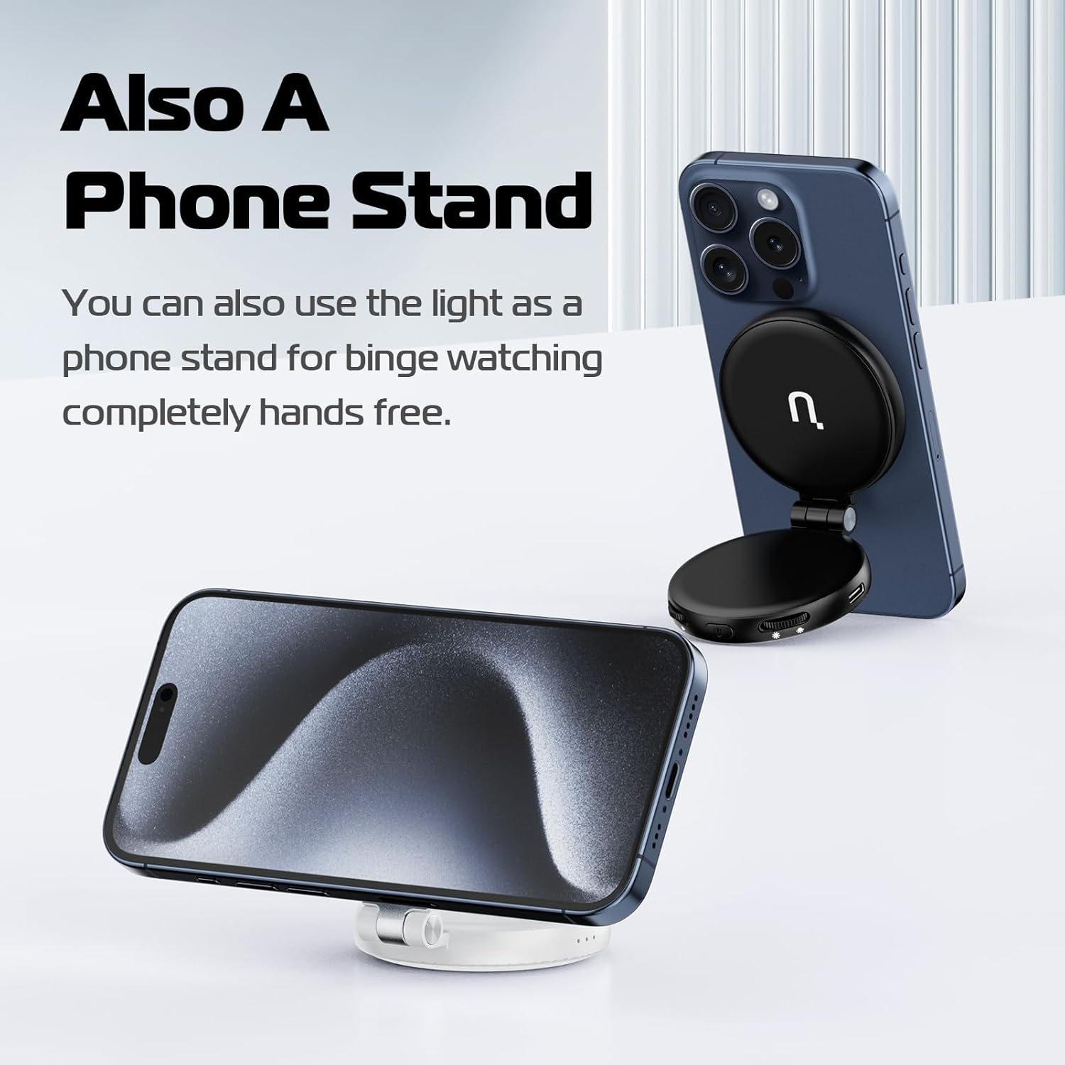 Téléphone bleu soutenu par un support noir. Un autre téléphone est sur une station de charge blanche.