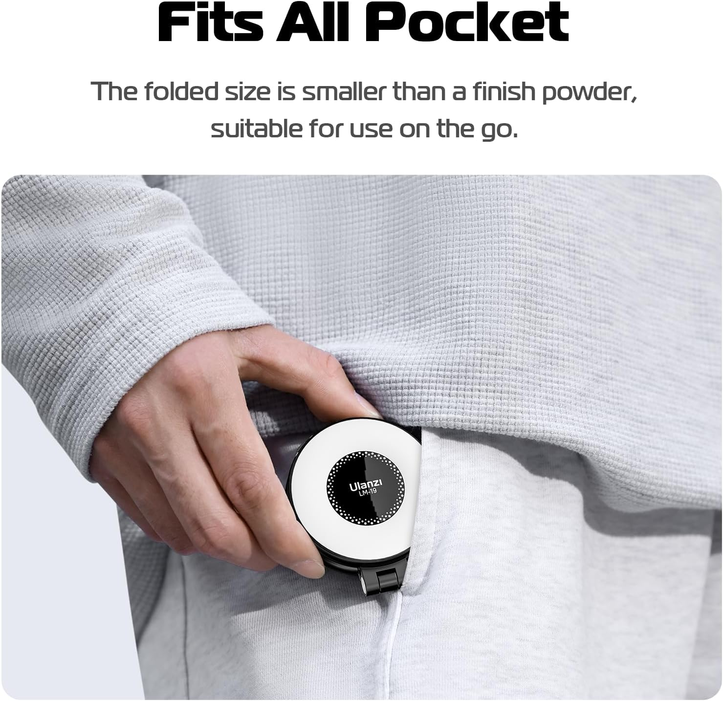 L'image montre la main et la poche d'une personne, avec un accessoire de téléphone à l'intérieur, indiquant la portabilité et l'ajustement dans la poche.