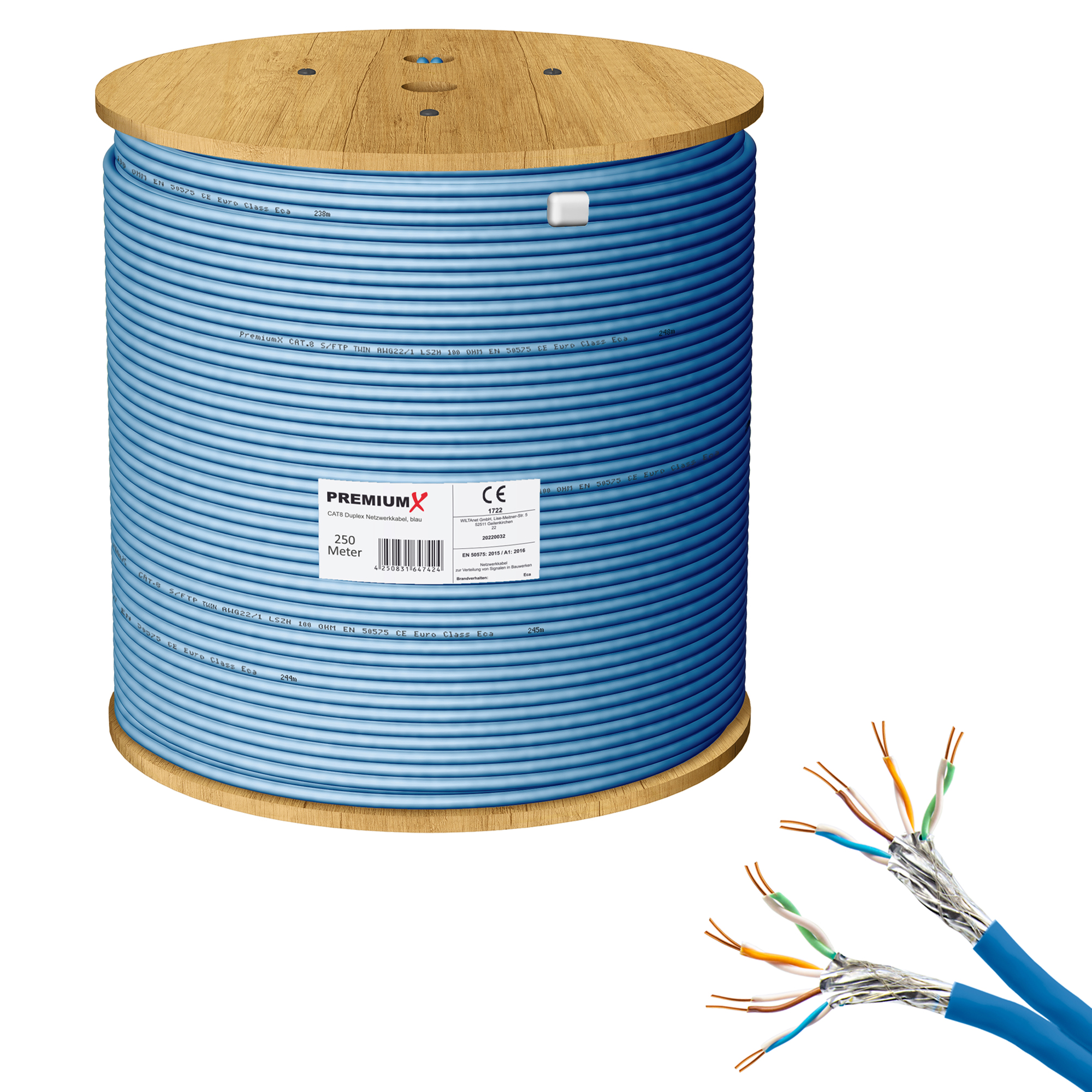 Eine blaue Kabelrolle auf einer Holzspule. Kabel mit freiliegenden Drähten sind rechts.