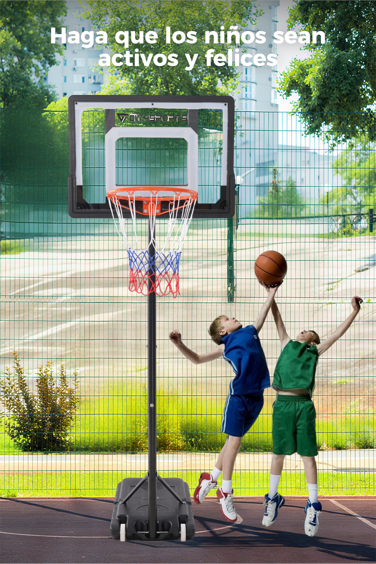 Dos niños jugando baloncesto al aire libre. Uno salta para atrapar el balón cerca del aro. Una valla verde en el fondo.