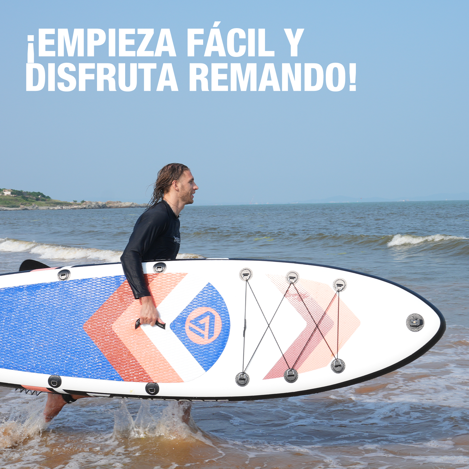 Hombre caminando con paddleboard en el mar. Camina en el agua con tabla azul y naranja.
