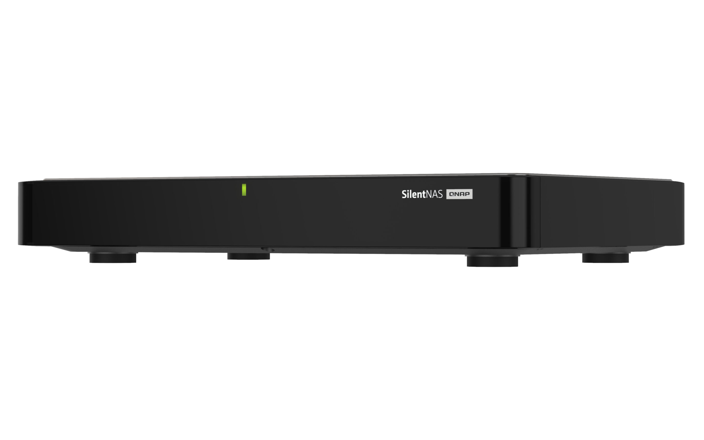 Appareil SilentNAS QNAP noir. Lumière verte en haut. Quatre pieds en bas. Fond blanc.
