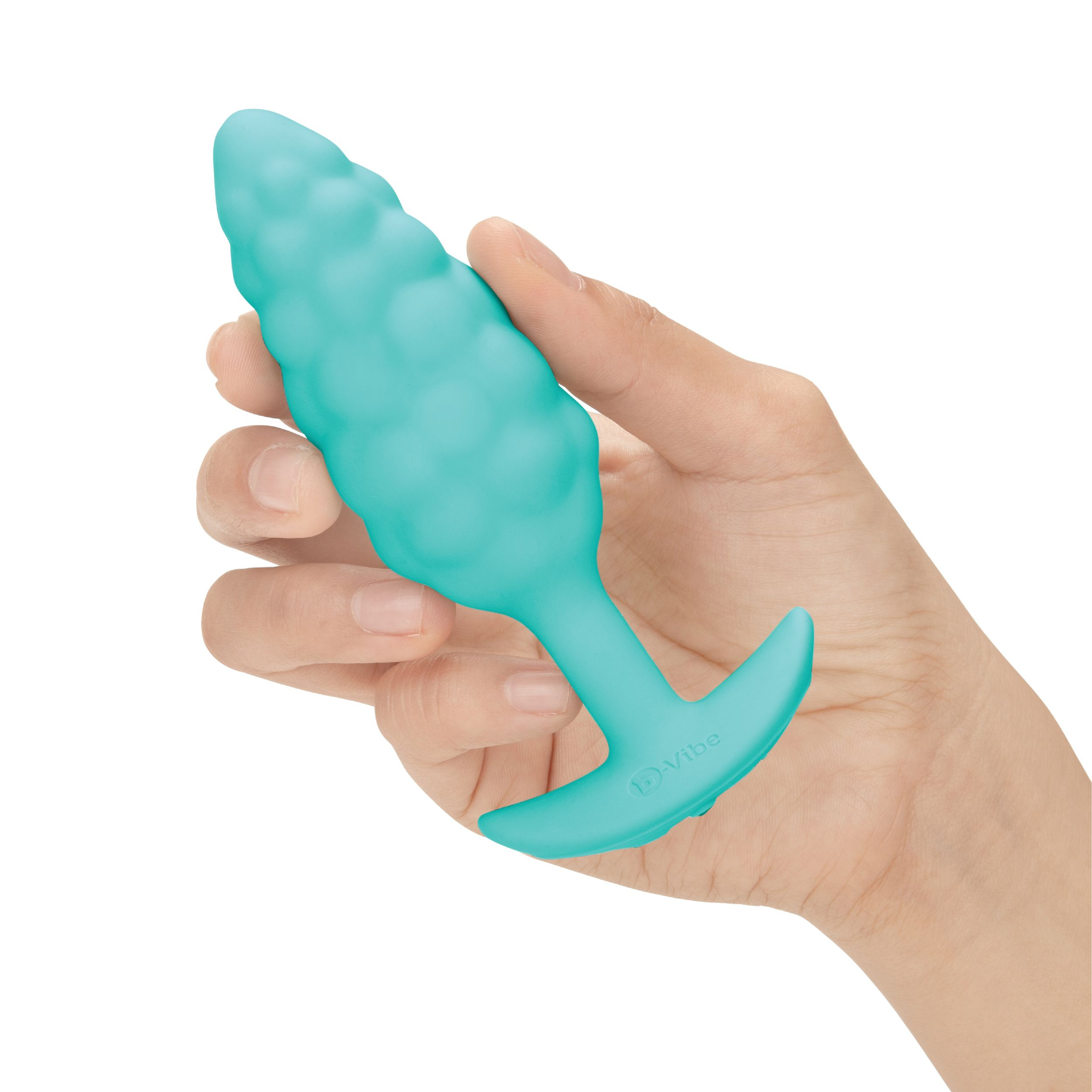 Eine Hand, die ein türkis gefärbtes Vibratorspielzeug hält und sein Design und seine Form vor weißem Hintergrund zeigt.