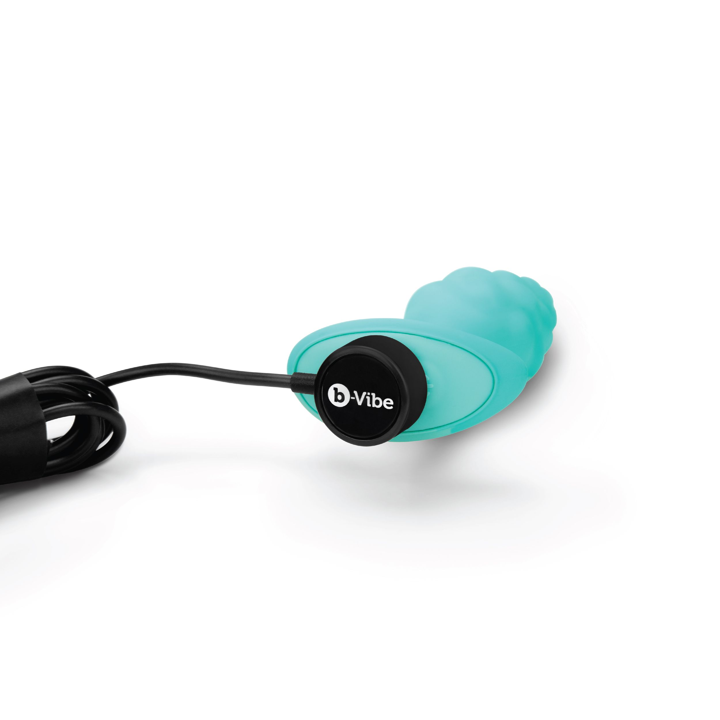 Ein türkisfarbener Vibrator mit einem schwarzen Kabel und einem schwarzen b-Vibe-Logo wird auf weißem Untergrund angezeigt.