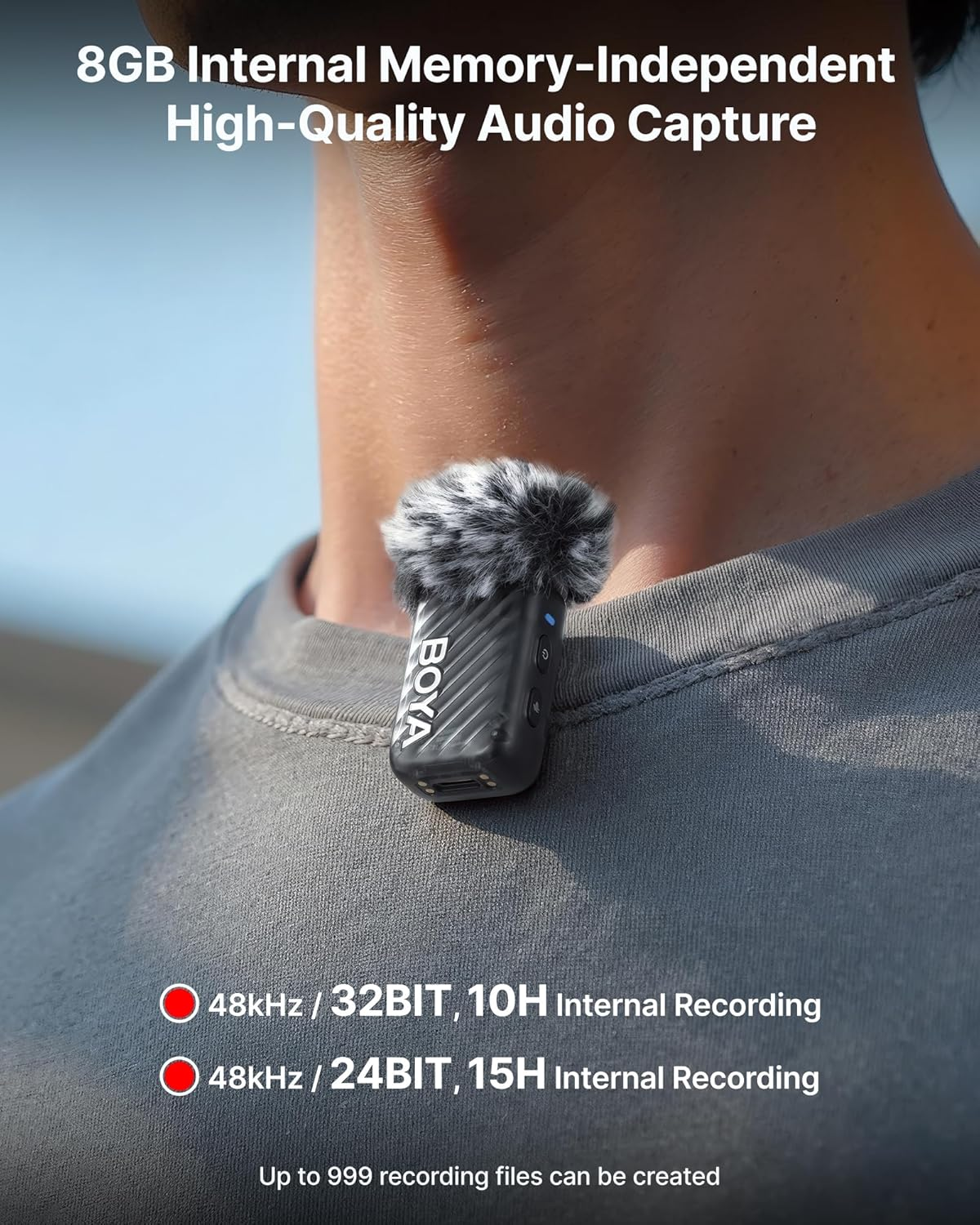 Hombre usando un pequeño micrófono. Texto indica 8GB de memoria y capacidades de captura de audio de alta calidad.