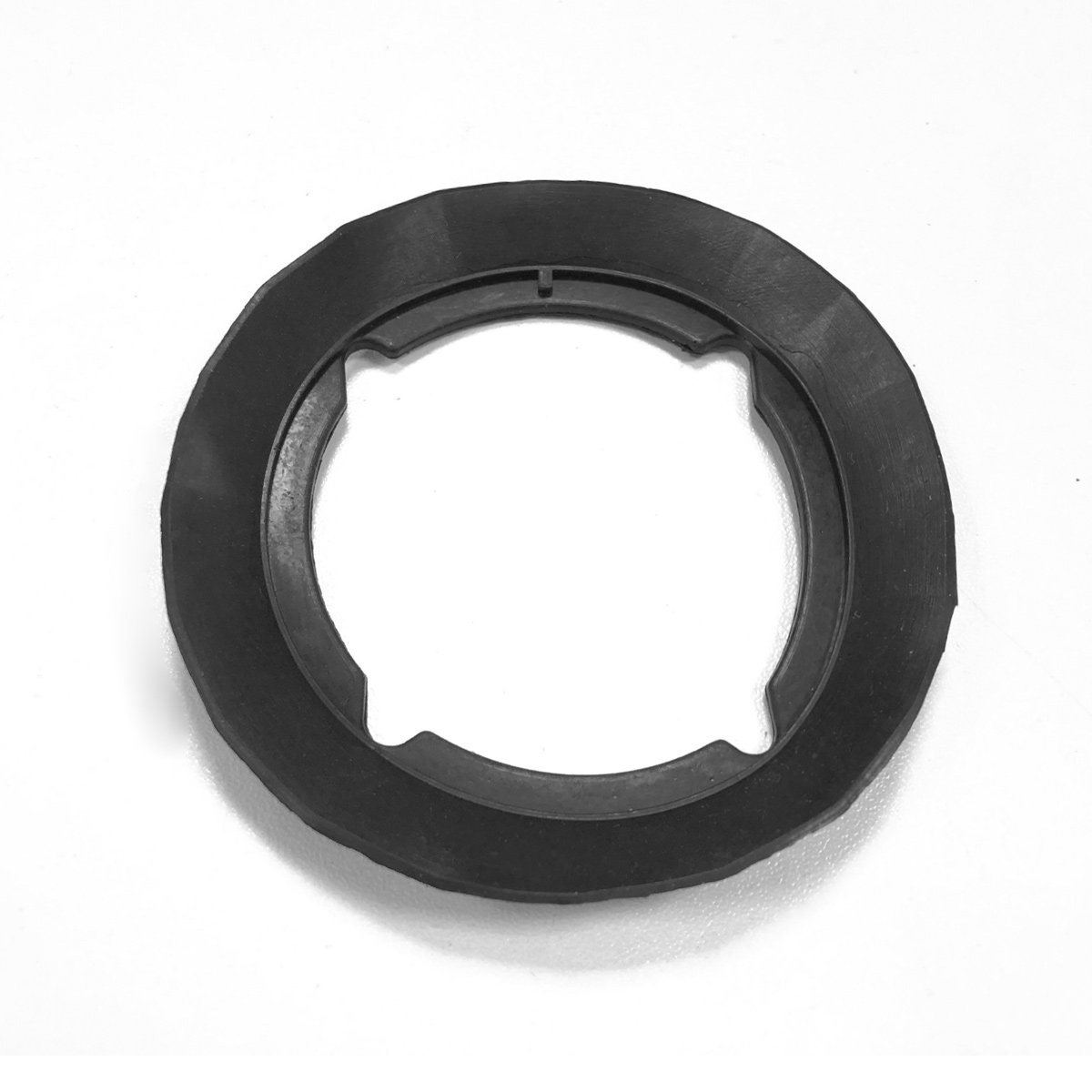 Czarny, okrągły plastikowy pierścień z wycięciami na białym tle.