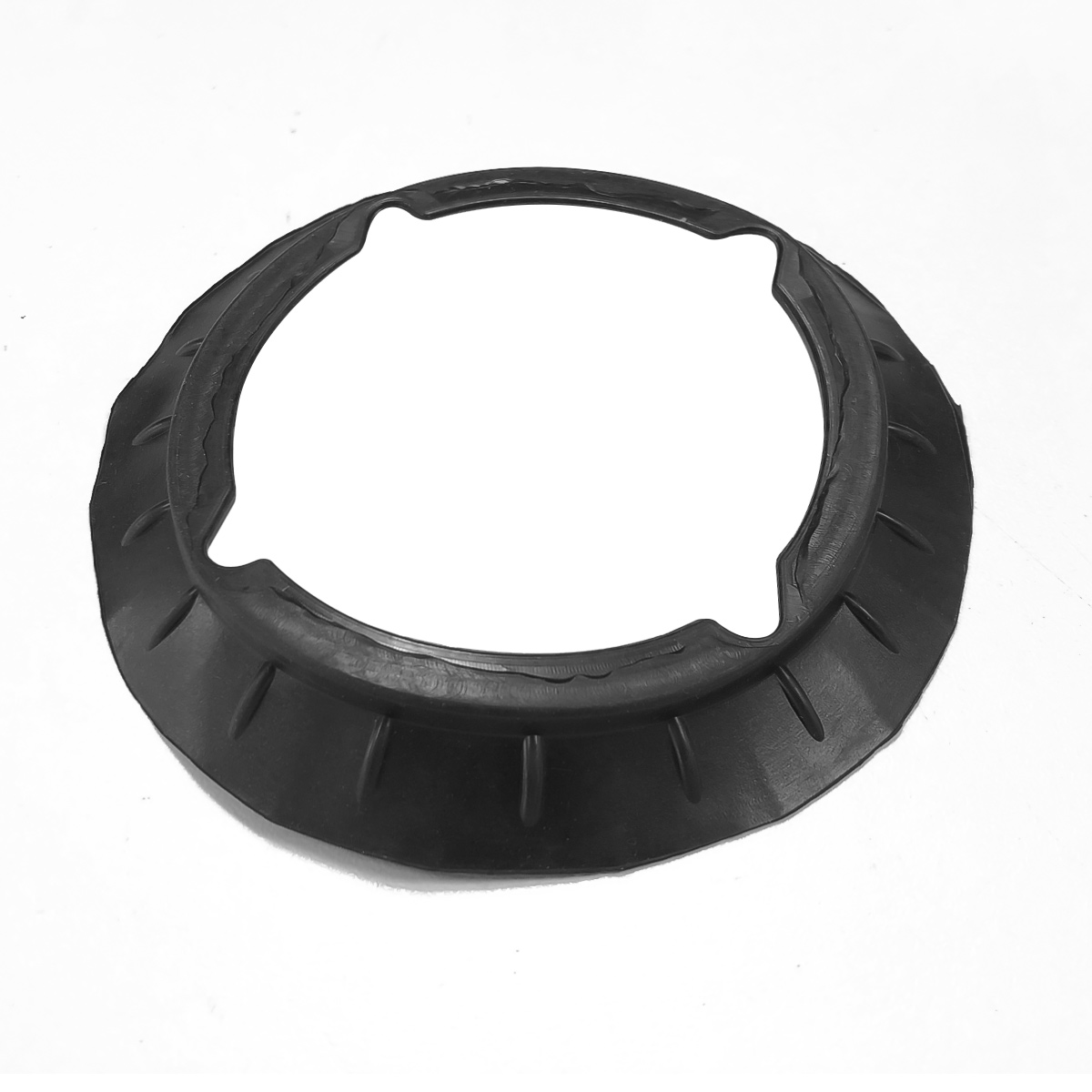 Czarny, okrągły plastikowy pierścień z wcięciami na białym tle.