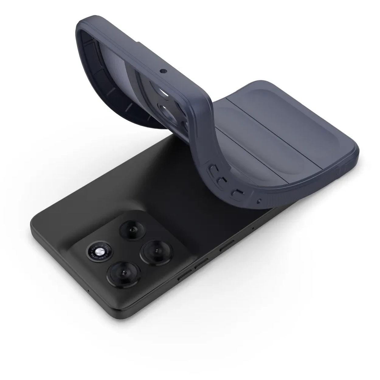 Un téléphone noir avec un étui en cours d'installation, montrant les objectifs de l'appareil photo.