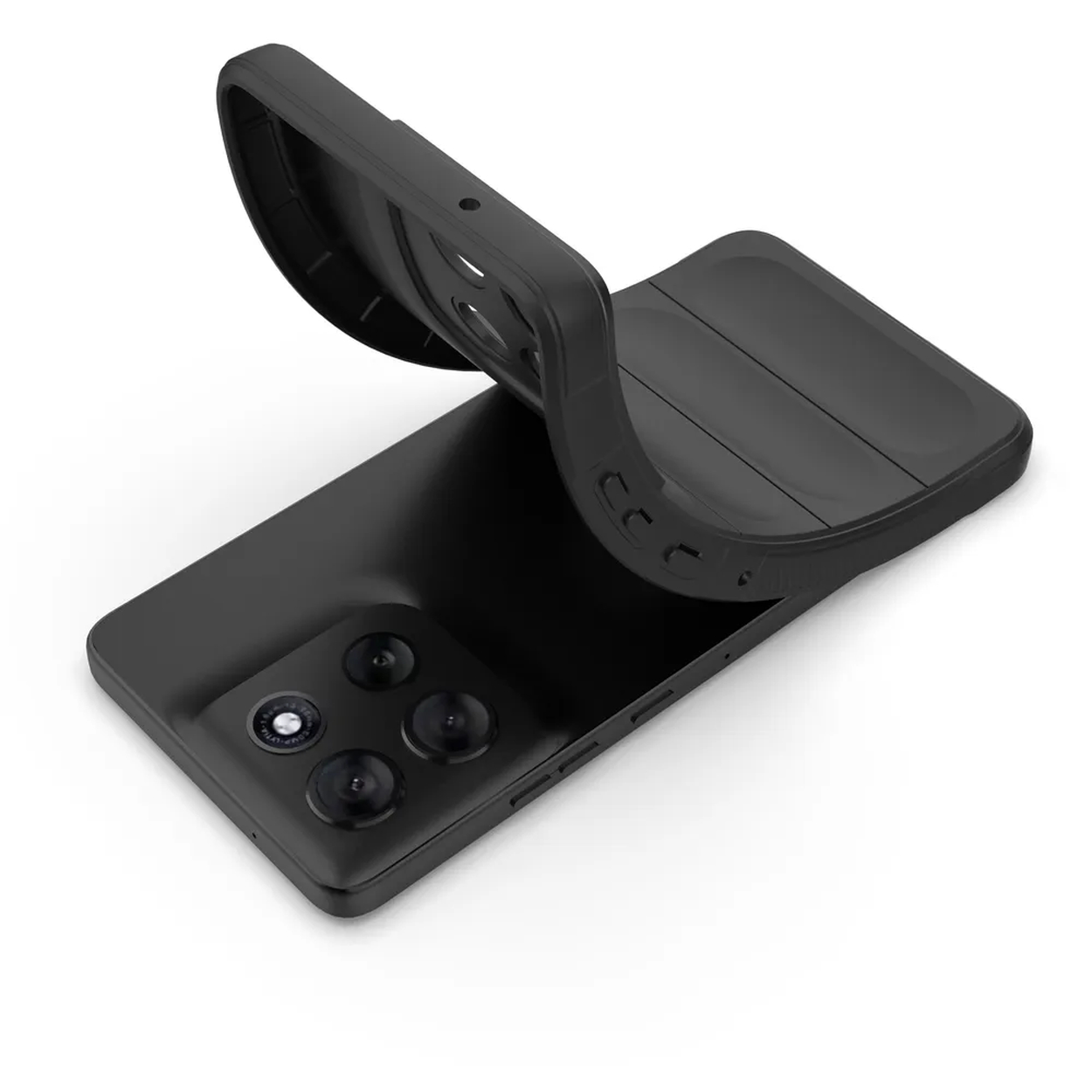 Een zwarte telefoon met een hoesje dat erop wordt geplaatst, met de cameralenzen zichtbaar.
