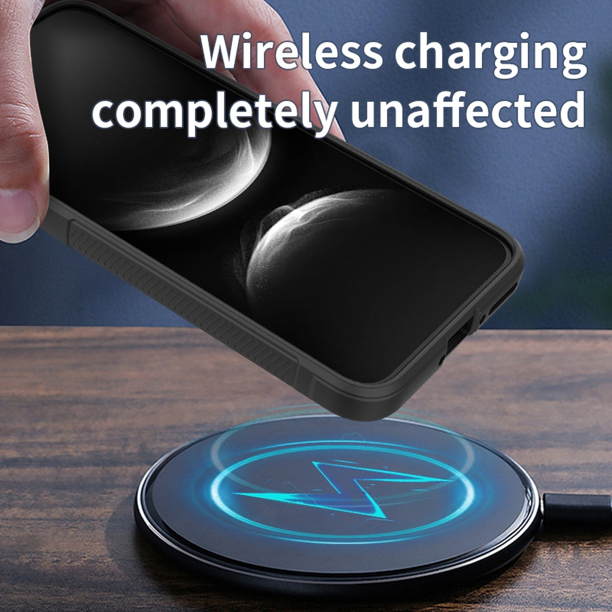 Un téléphone sur un chargeur sans fil, avec l'étui dessus, et du texte au-dessus.