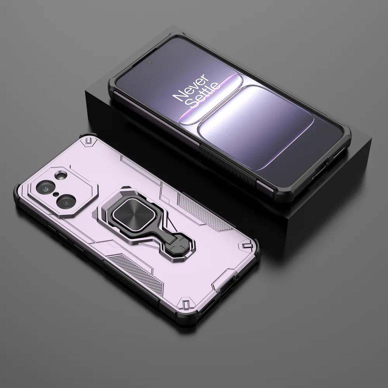Deux téléphones avec étuis: un avec un support d'anneau, l'autre noir. Les deux sont sur une surface noire.
