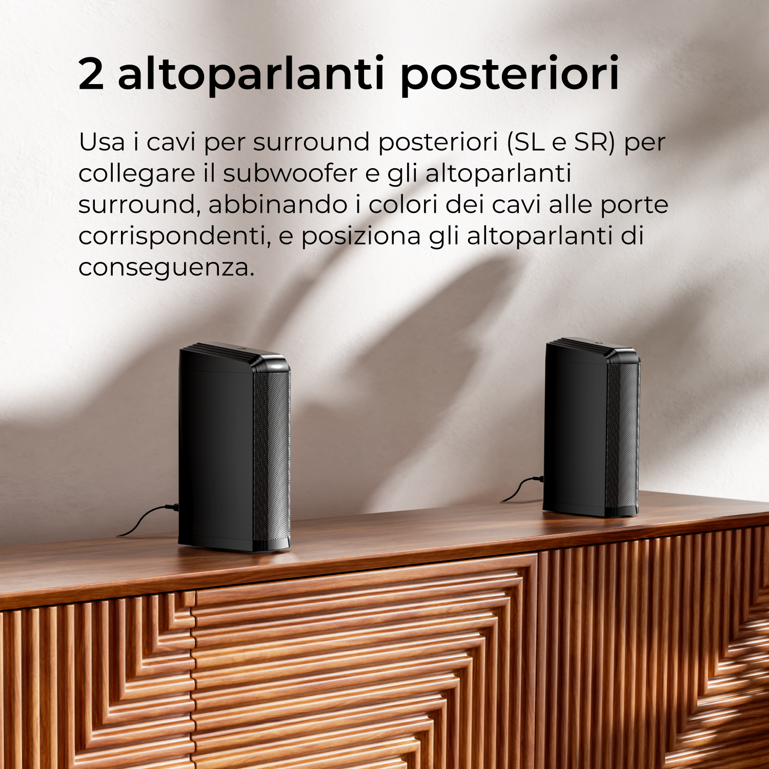 Due altoparlanti neri su un mobile in legno. Il testo in alto recita '2 alto parlanti posteriori'.