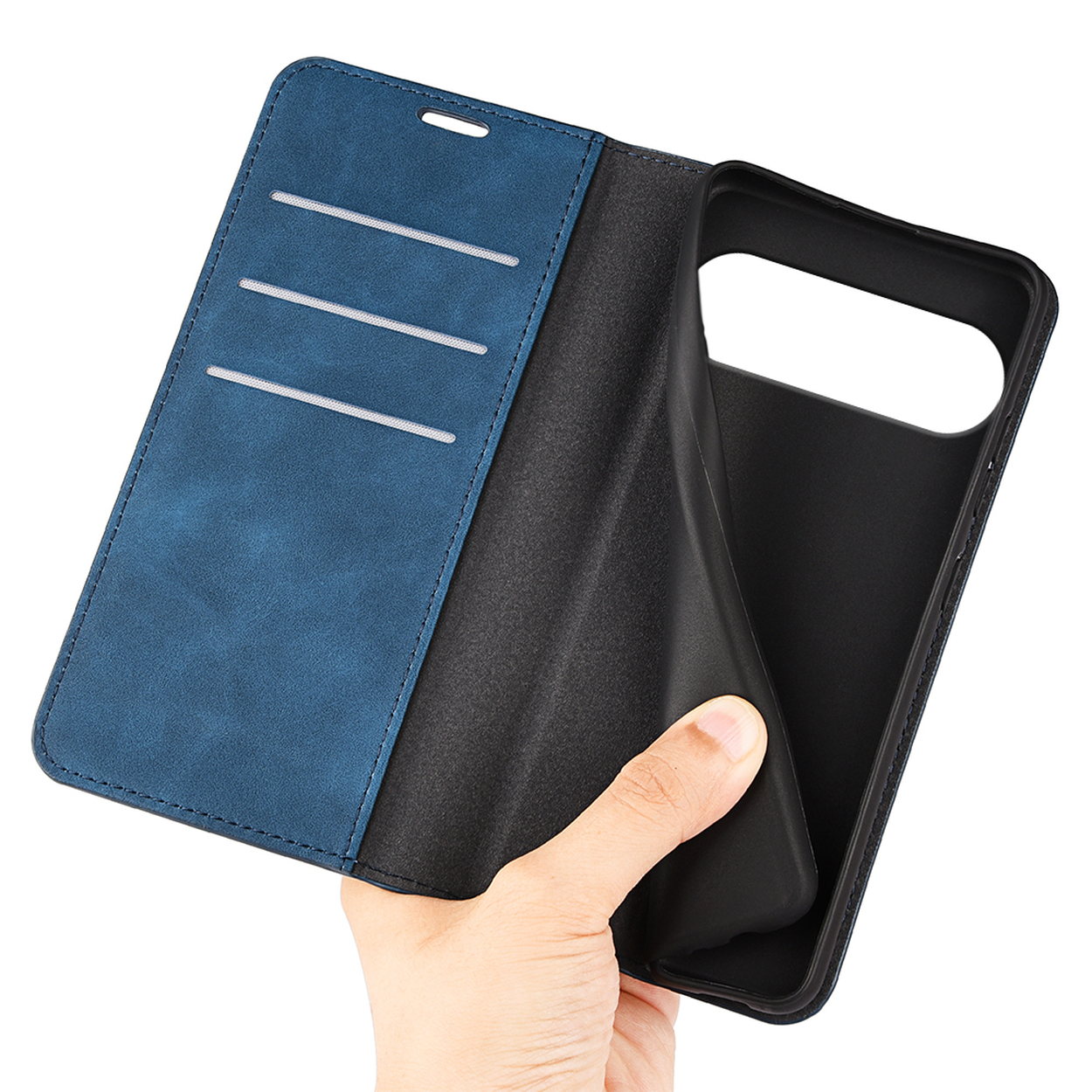 Une main tenant un étui de téléphone bleu ouvert, révélant un intérieur noir.