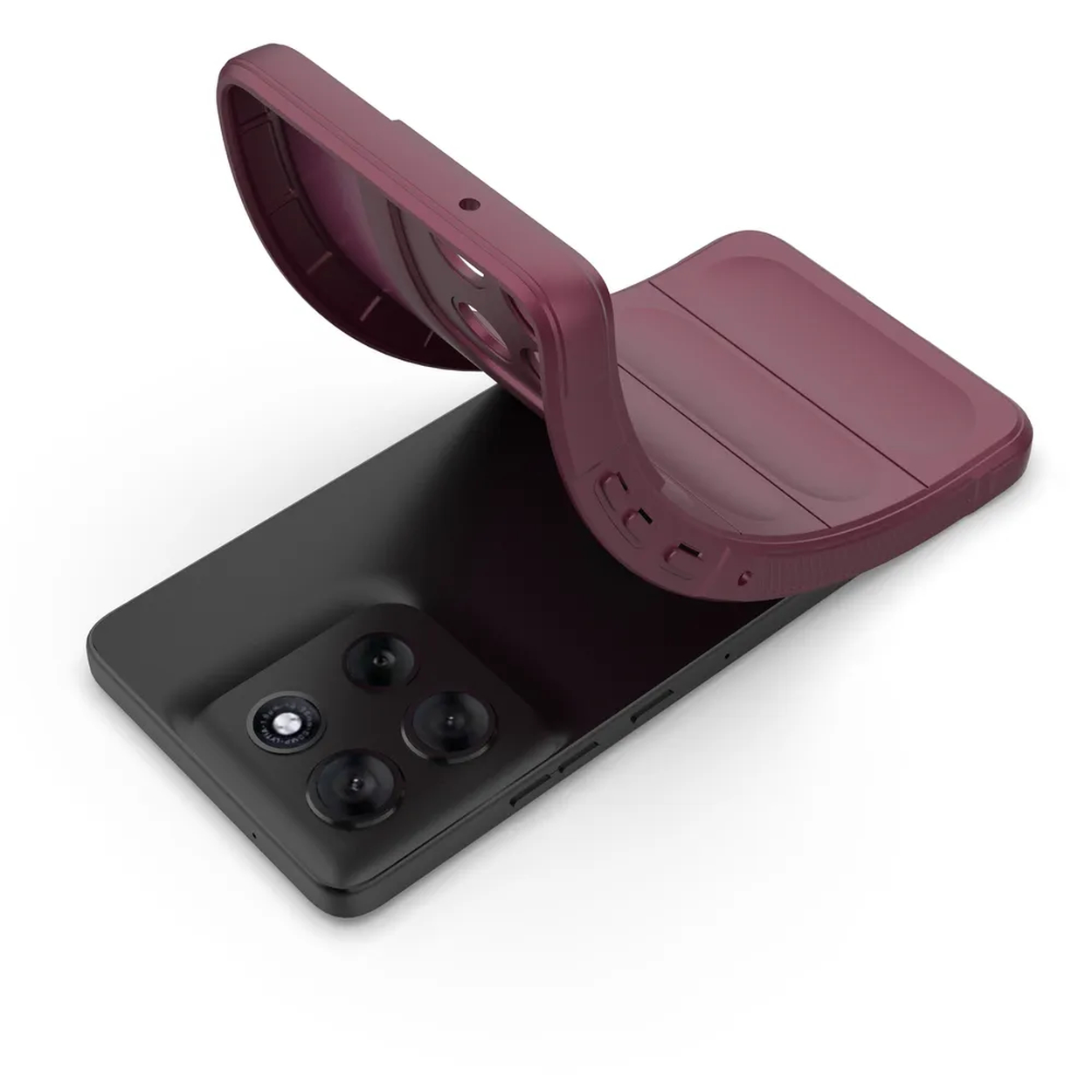 Een telefoon met drie camera's is geplaatst op een bordeauxrode telefoonhoes, een deel van de hoes is teruggebogen.