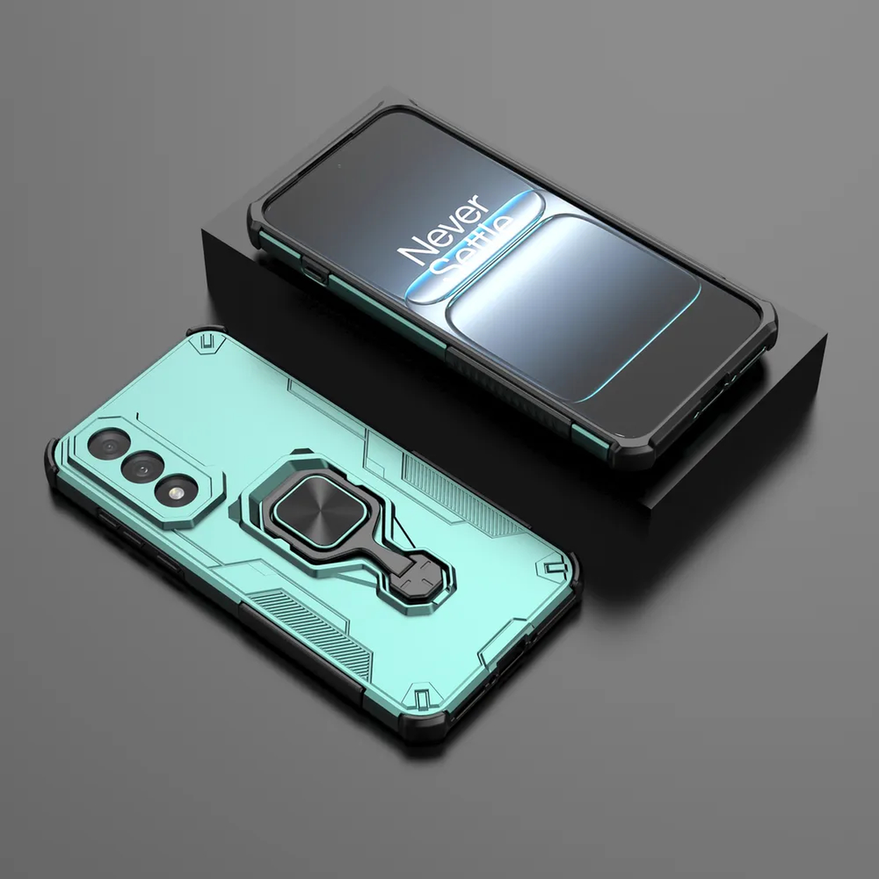 Een turquoise telefoonhoes met een telefoon erin, met een ringhouder. Op een donker oppervlak.