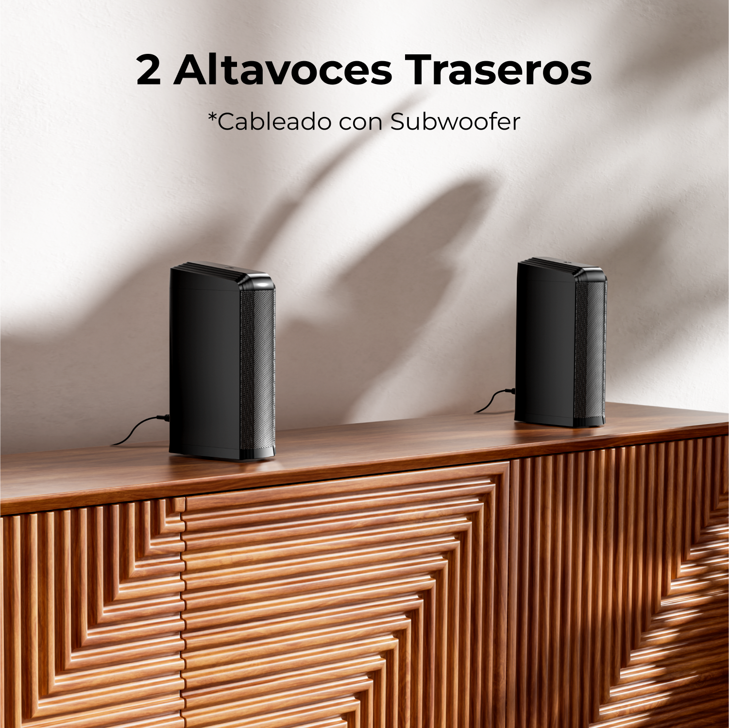 Altavoces negros sobre muebles de madera, con texto arriba. Los altavoces están conectados.