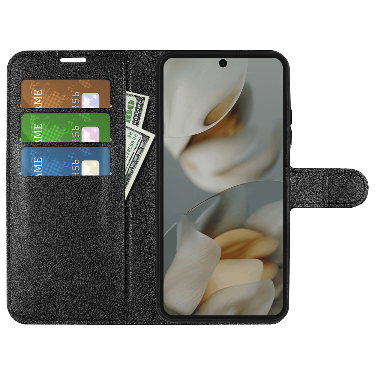 Zwarte leren telefoonhoes met telefoon, kaarten en geld erin. De hoes is open op een witte achtergrond.