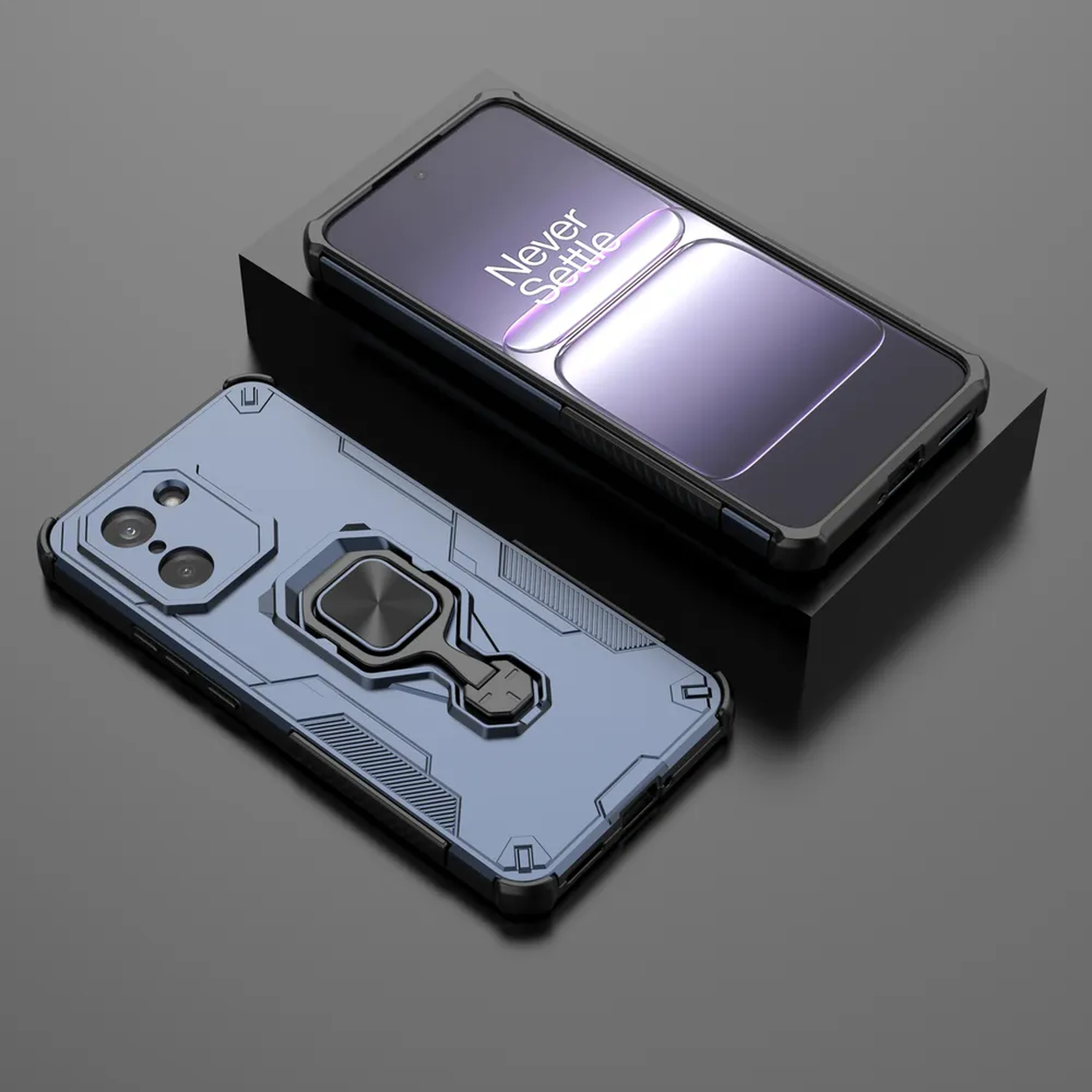 Deux coques de téléphone sur une surface sombre. Une avec un téléphone et du texte. Noir.
