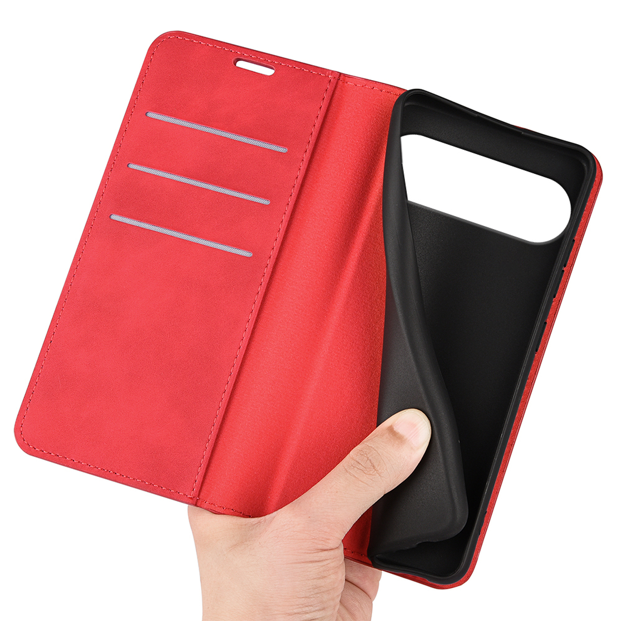 Étui rouge ouvert avec une main tenant la coque noire. Emplacements pour cartes.
