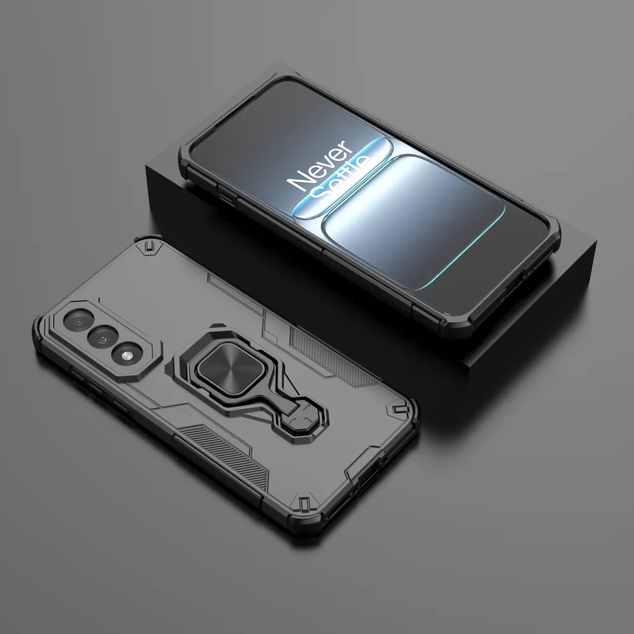 Twee zwarte telefoonhoesjes. Eén heeft een telefoon erin. De andere heeft een ringhouder.