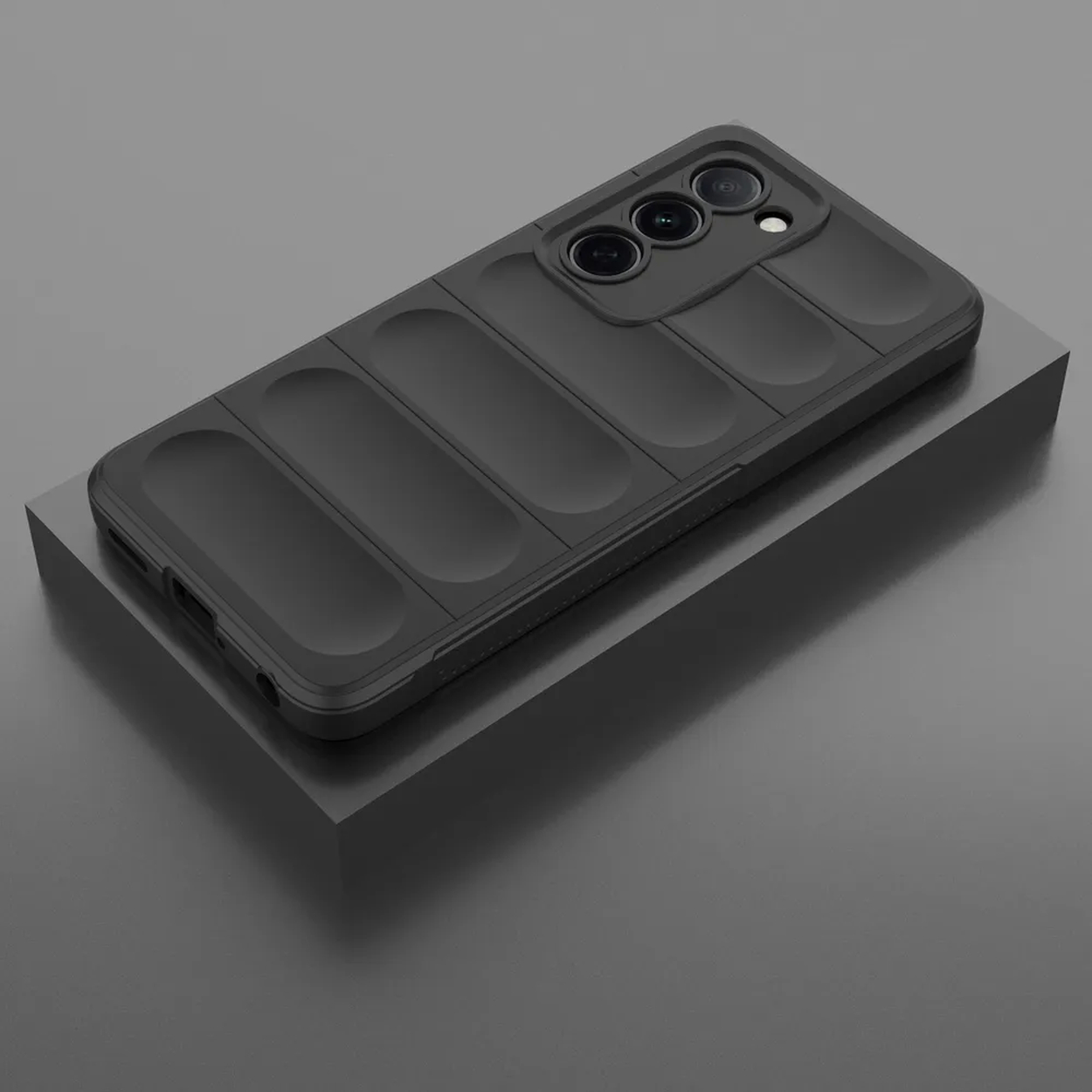 Coque de téléphone noire sur une surface grise. La coque a un design texturé.
