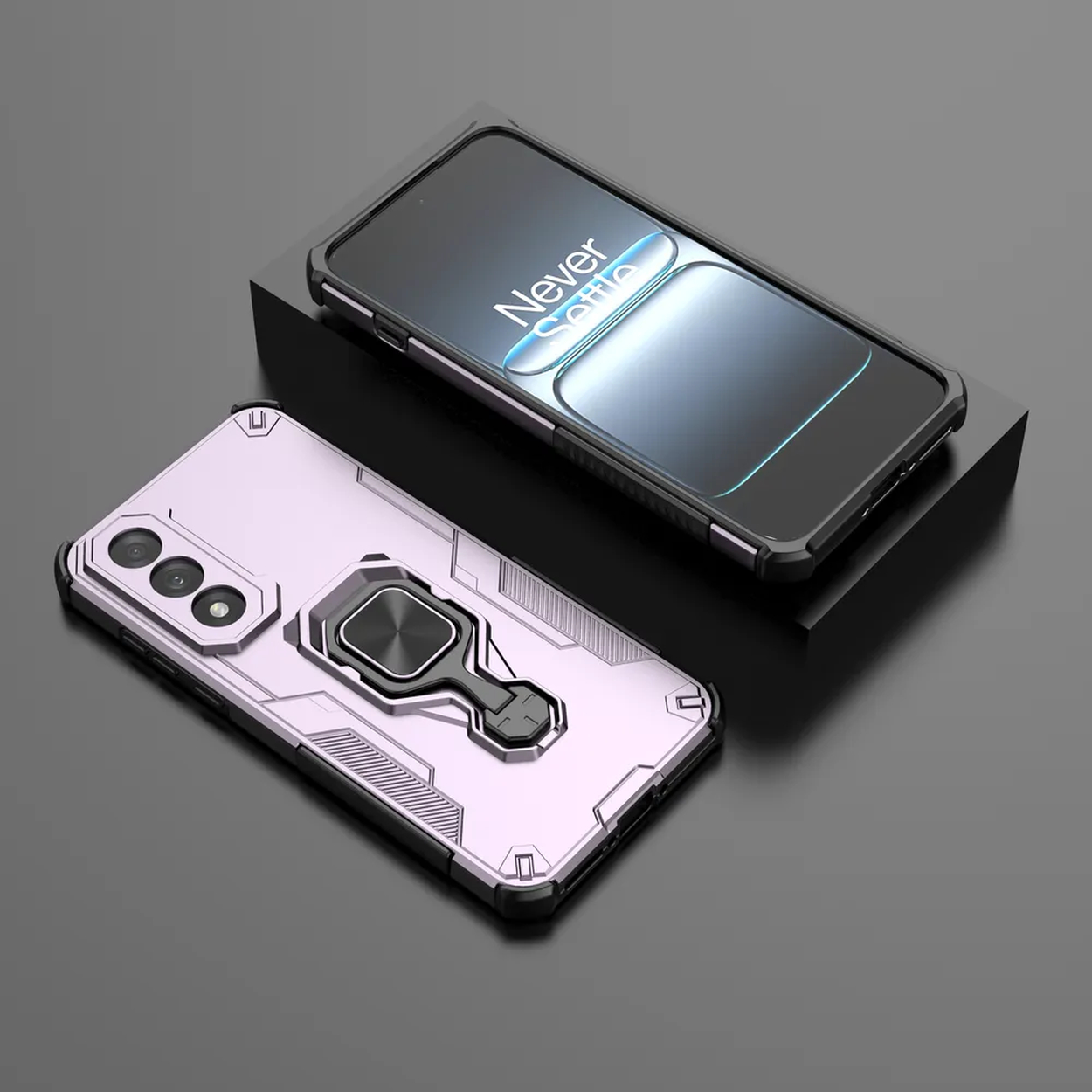 Roze telefoonhoes met telefoonscherm en een andere roze hoes. Grijze achtergrond.