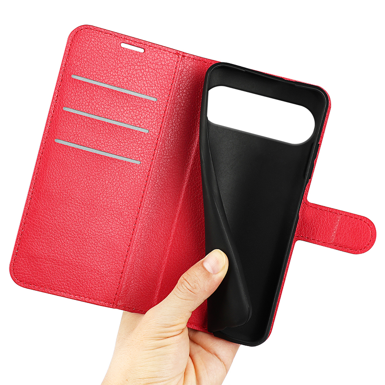 Main tenant une coque de téléphone rouge, noire à l'intérieur. Fond blanc.