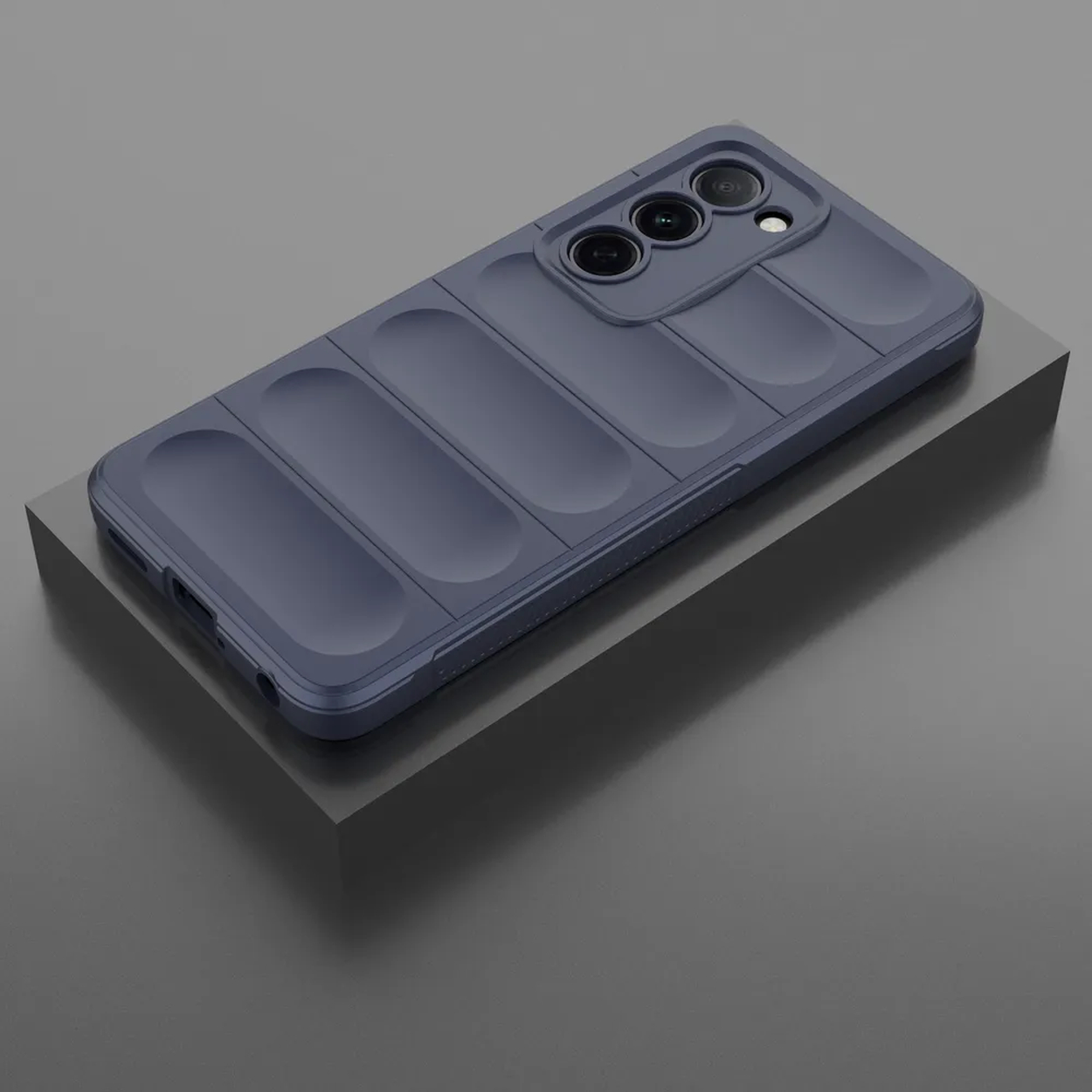 Een blauwe telefoonhoes die op een grijs oppervlak rust. De achterkant van de hoes is zichtbaar met een geribbeld ontwerp.