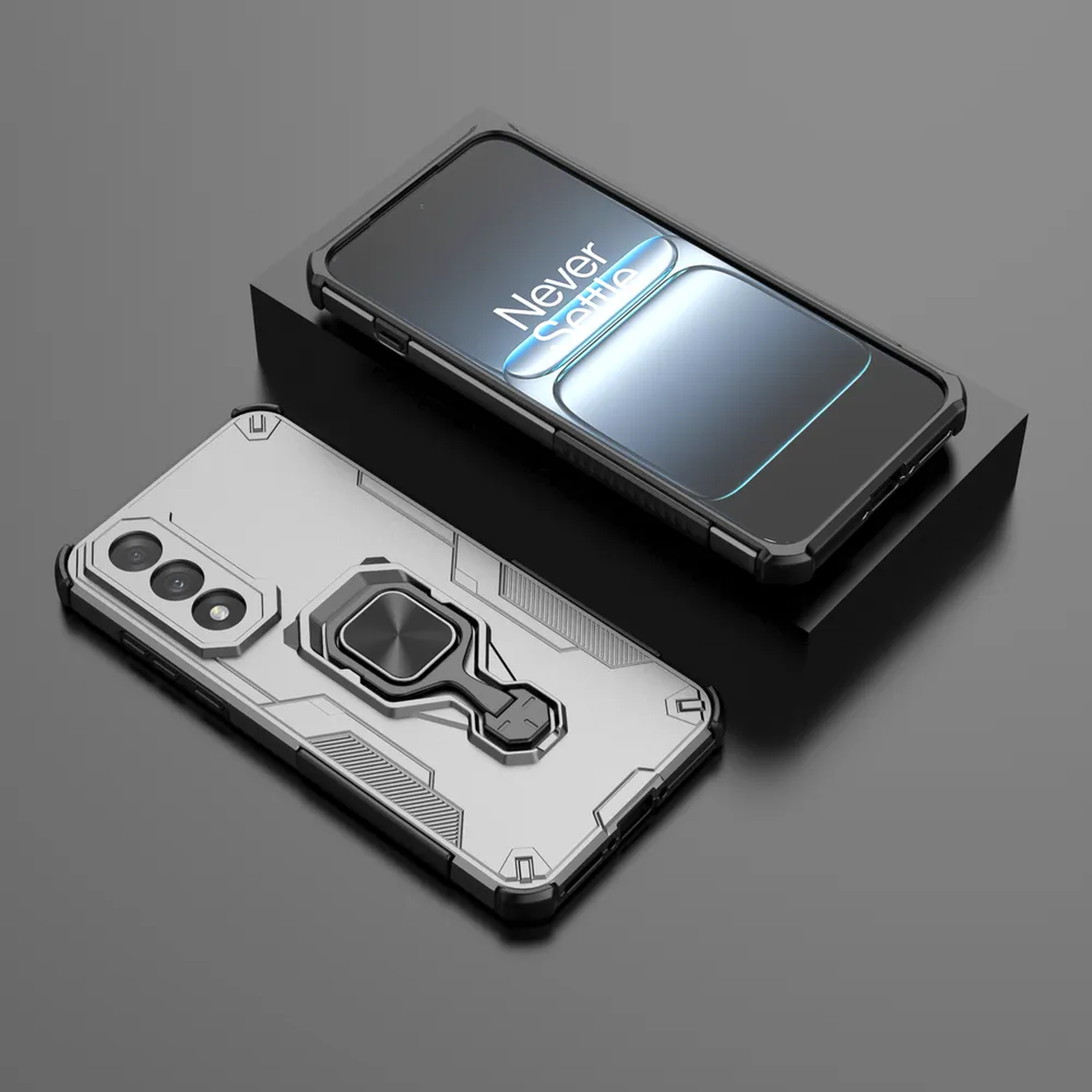 Coque de téléphone argentée et noire avec un support d'anneau. Le téléphone est sur la coque. La coque est placée sur une surface.