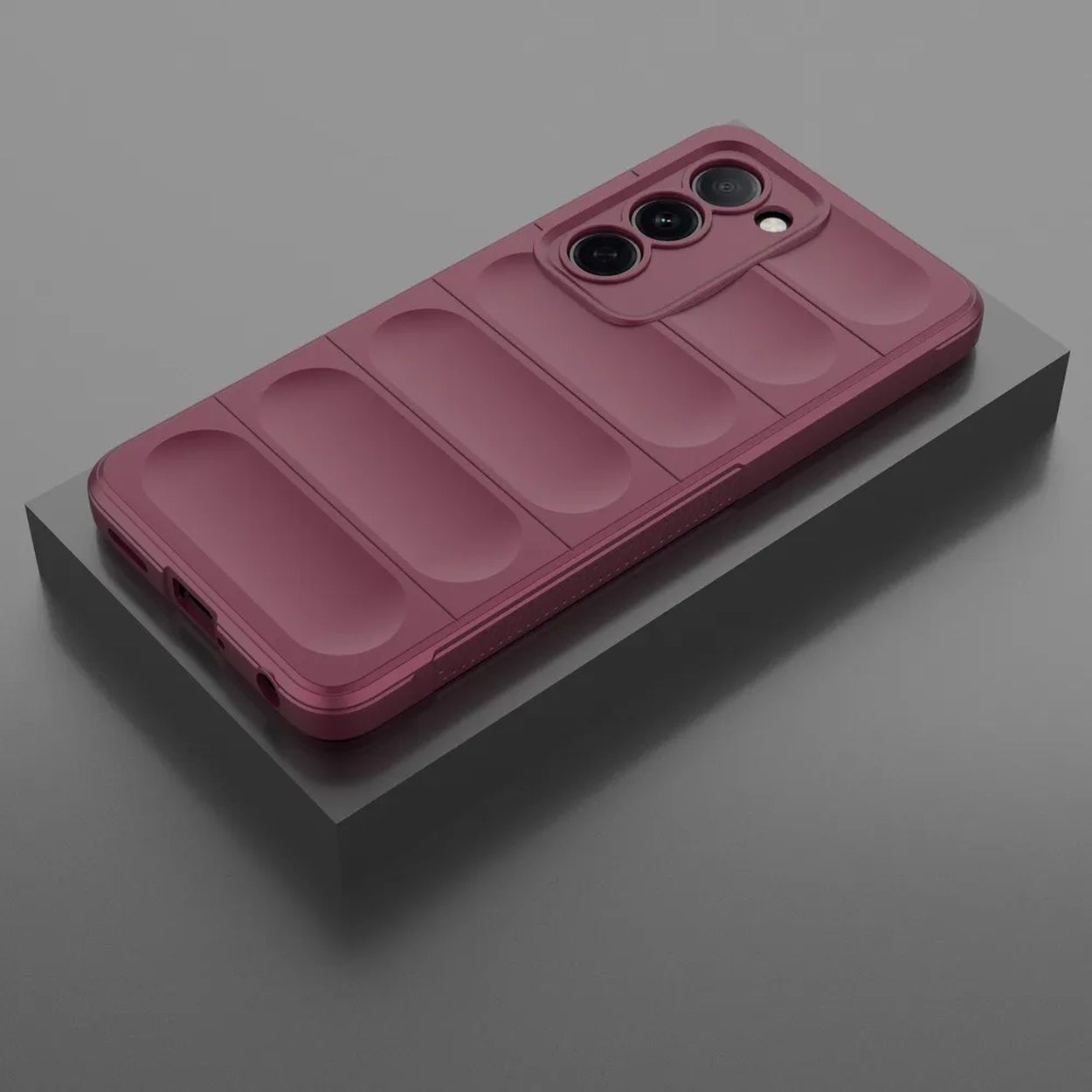 Een bordeaux telefoonhoesje op een donkergrijs platform. De hoes heeft een geribbeld ontwerp.