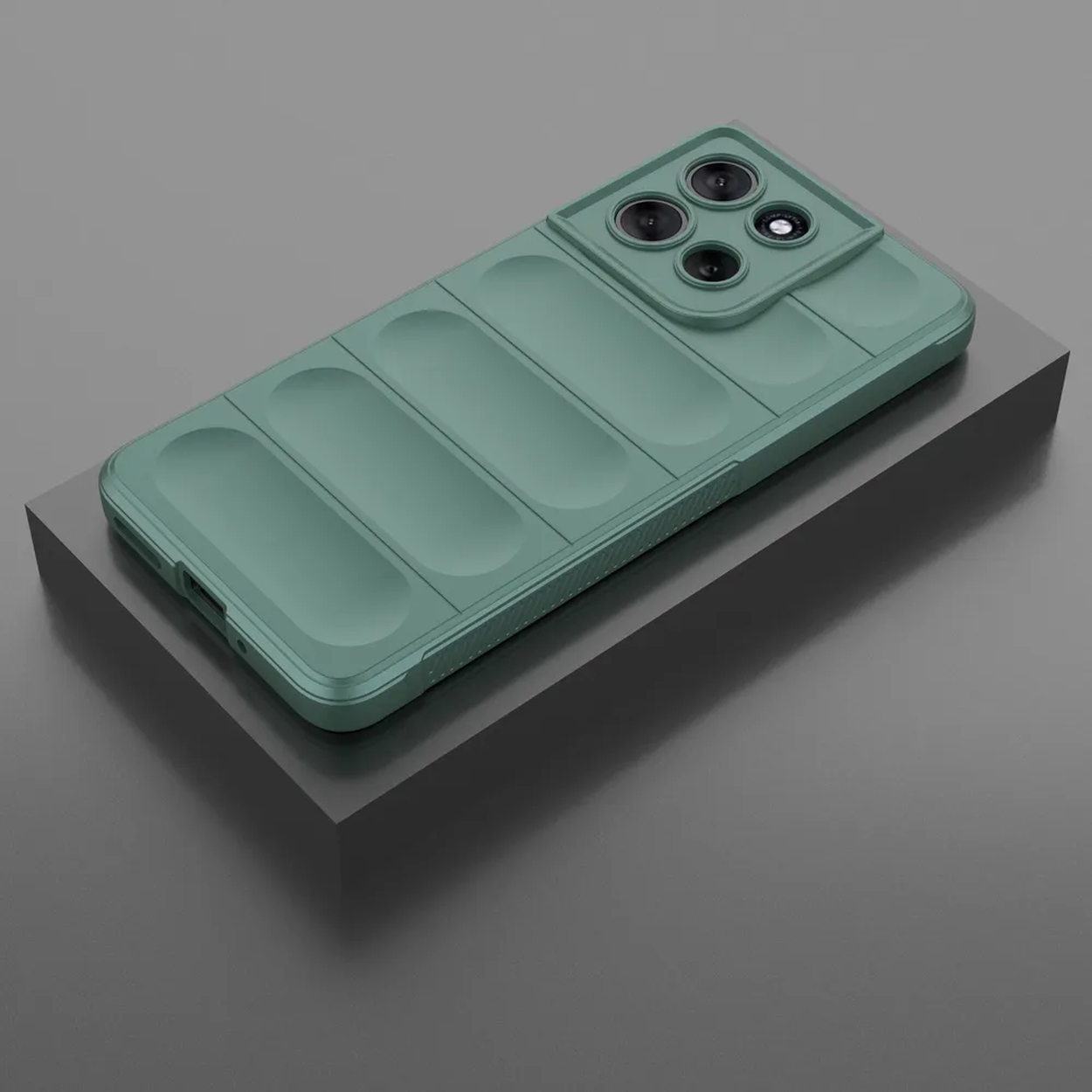 Een groen telefoonhoesje op een donkergrijs platform. De hoes heeft een geribbeld ontwerp.