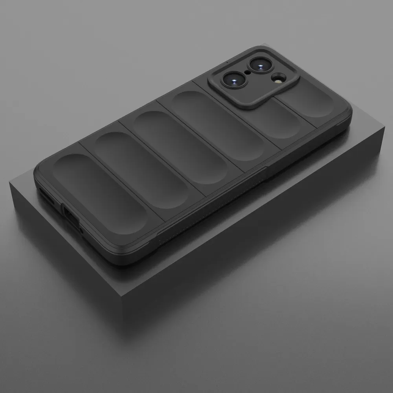 Zwarte telefoonhoes op een donker platform. De hoes heeft een getextureerd oppervlak en een camera-uitsparing.