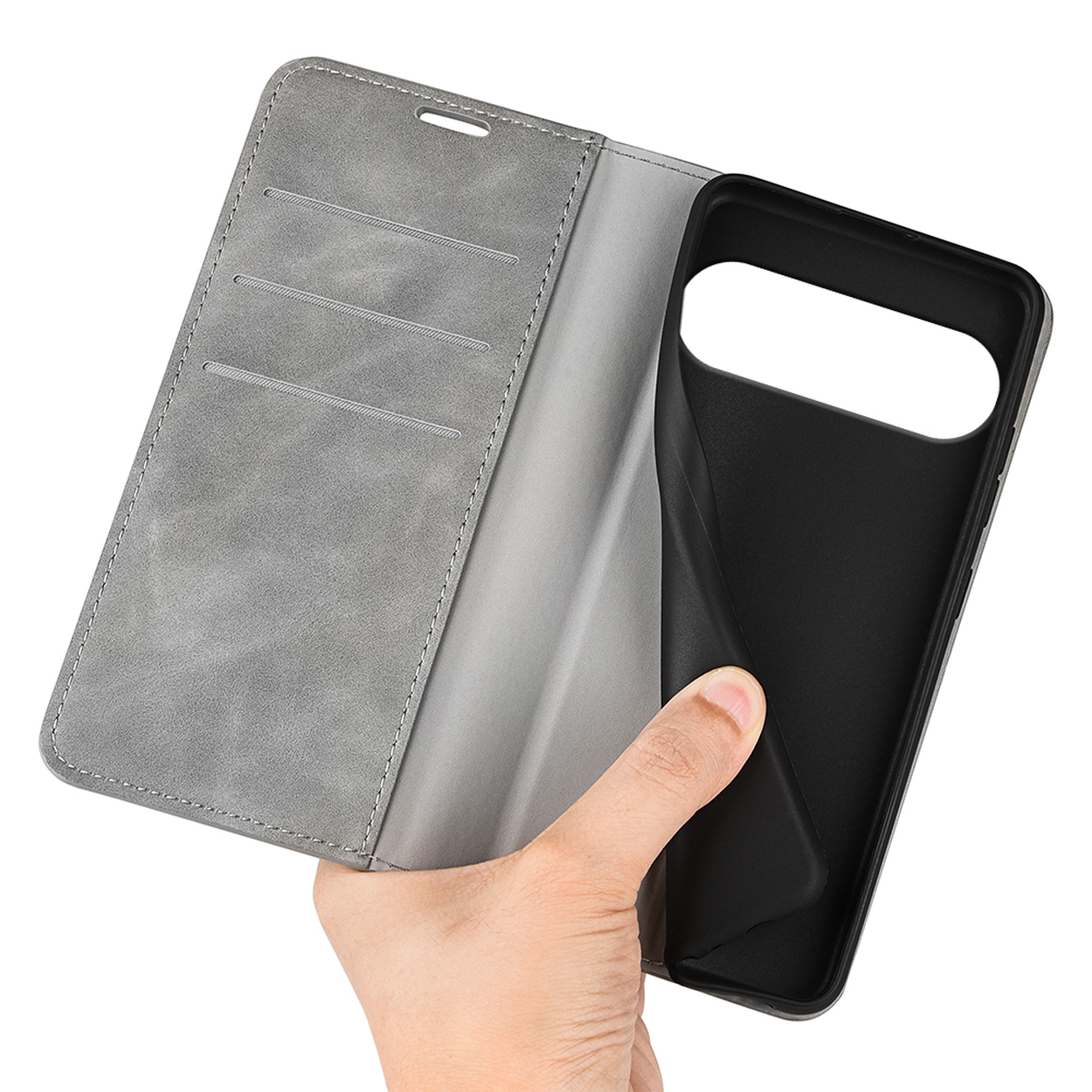 Main tenant un étui de téléphone en cuir gris. Le téléphone est noir et l'étui est ouvert.