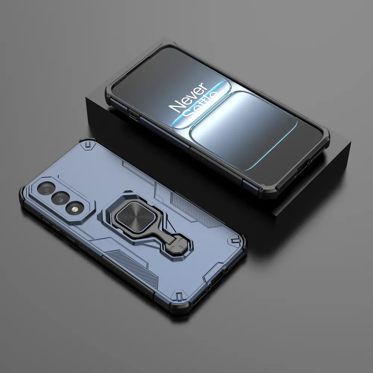 Deux coques de téléphone bleues avec un porte-anneau. L'une est sur une surface noire et a un téléphone.