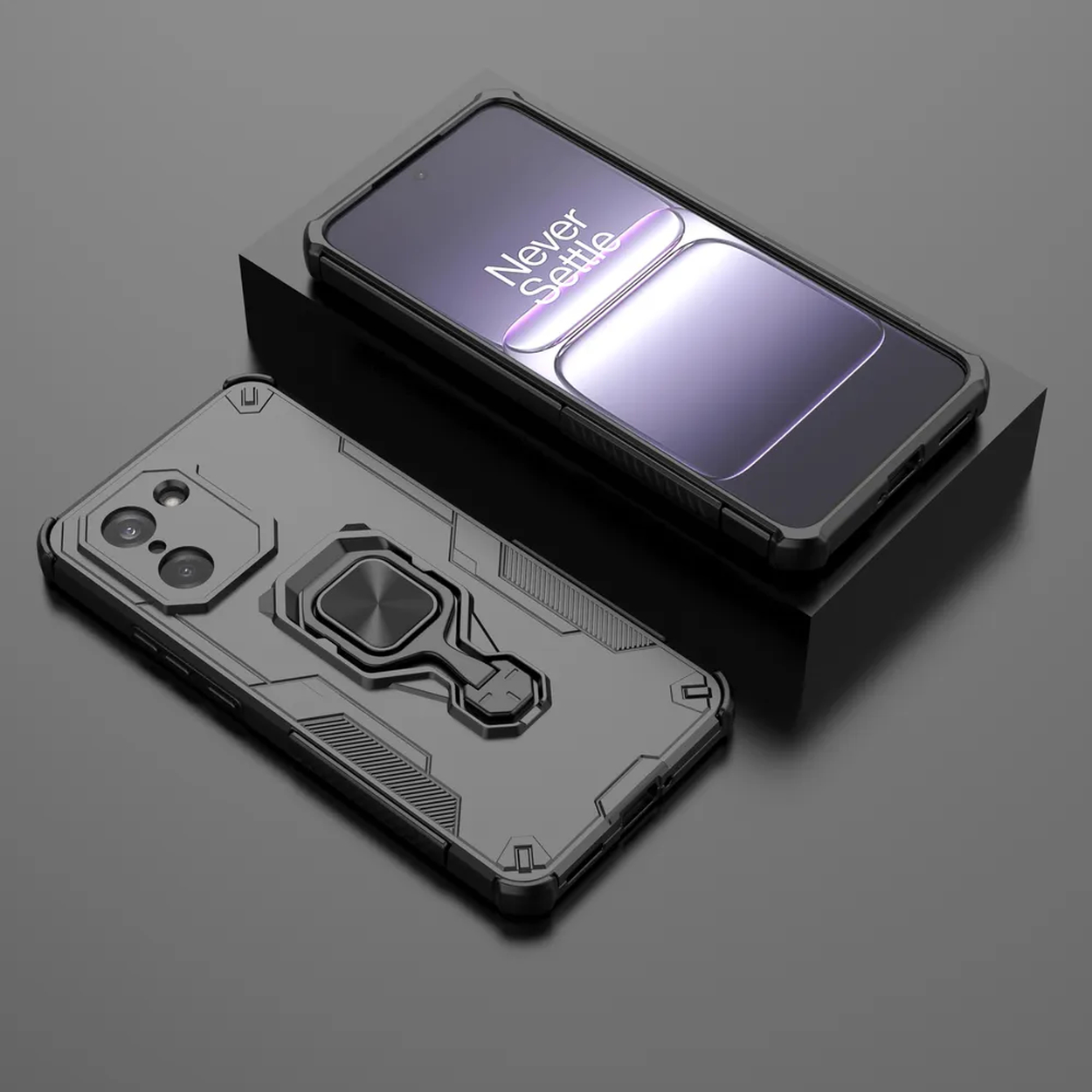 Deux coques grises avec un support de bague. L'une affiche un écran « Never Settle ». Placées sur une surface sombre.