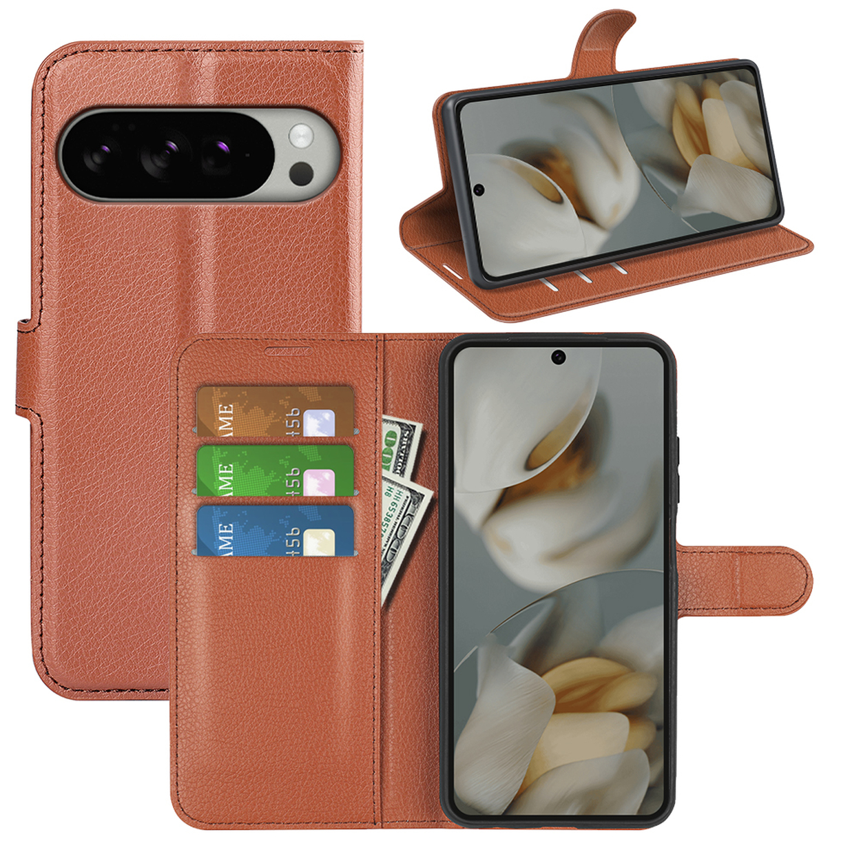 Een bruine leren telefoonhoes met een telefoon, kaarten en contant geld. Een tweede hoes staat schuin. Open op een witte achtergrond.