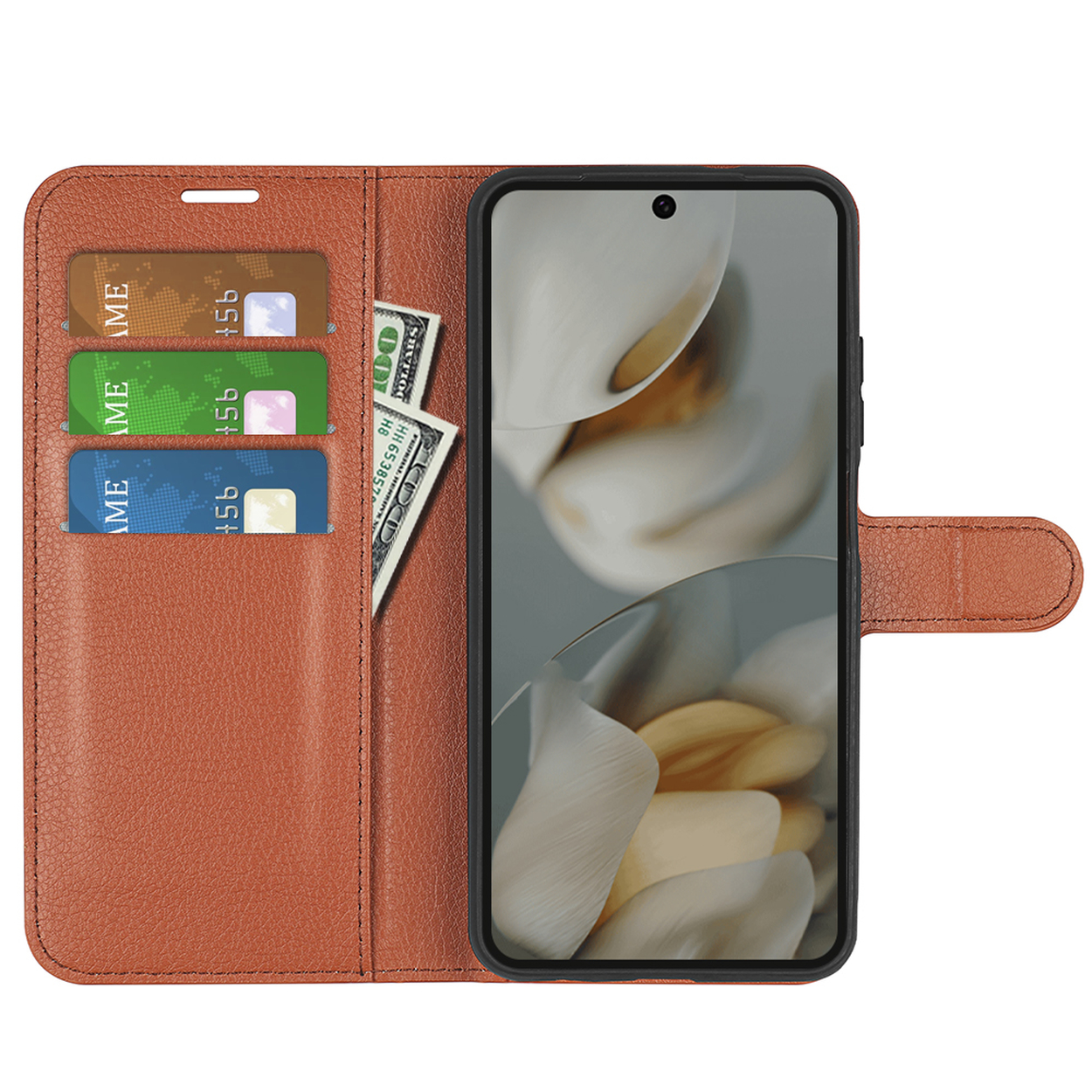 Een bruine leren telefoonhoes met een telefoon, drie kaarten en een stapel contant geld. Open op een witte achtergrond.